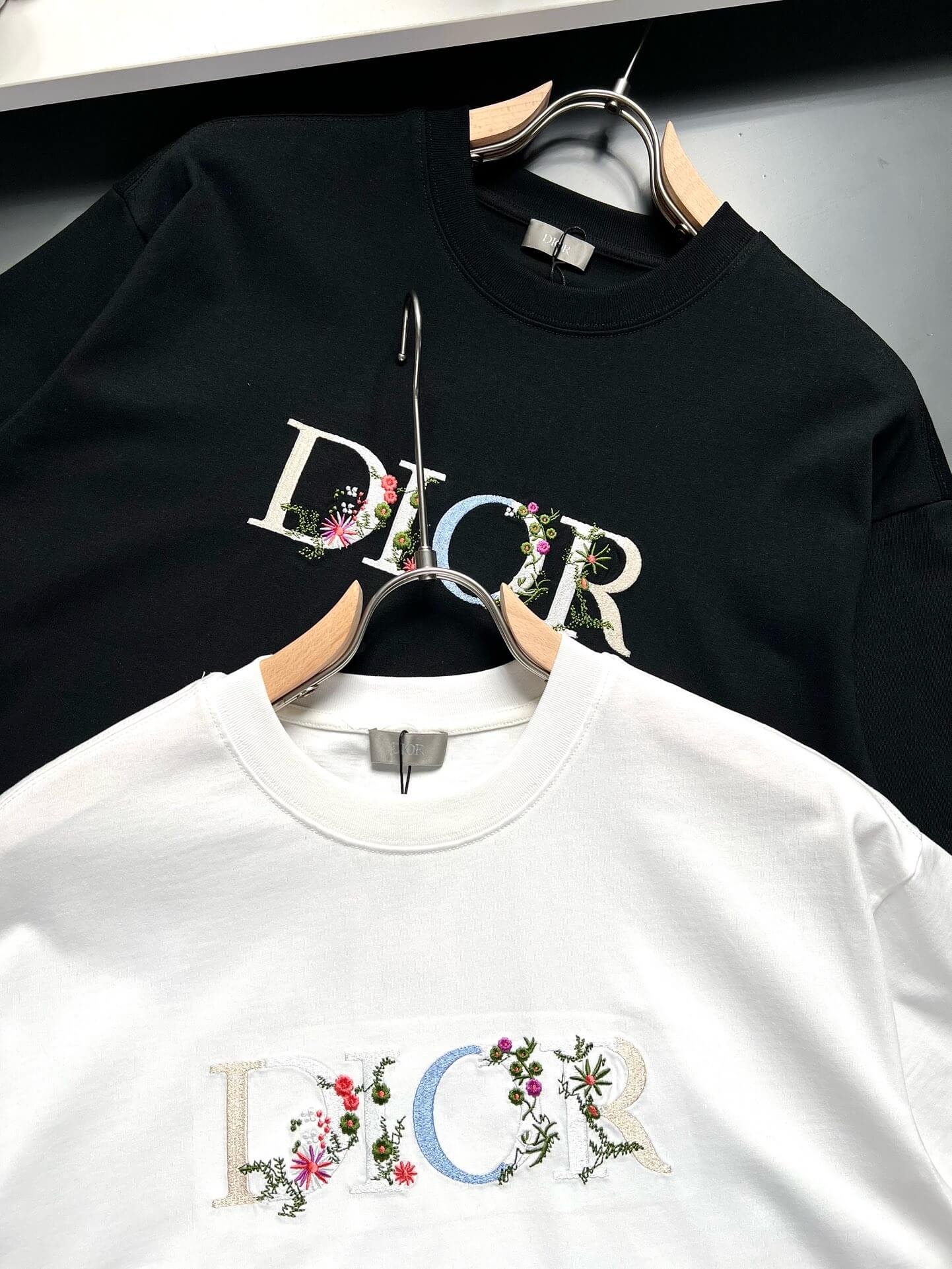 Camiseta con bordado floral