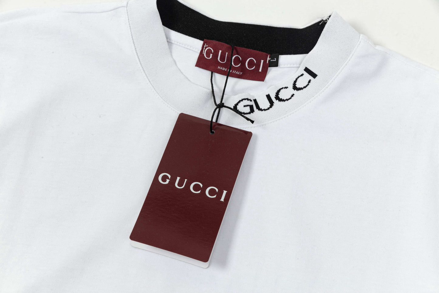 Camiseta con letras en el escote