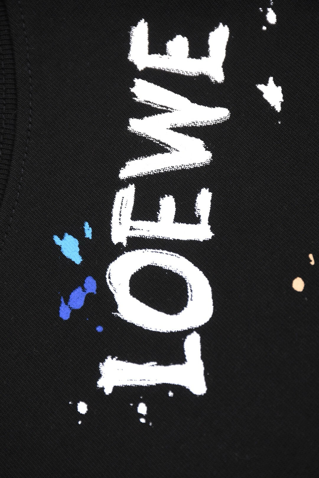 T-shirt graphique avec lettres dessinées à la main