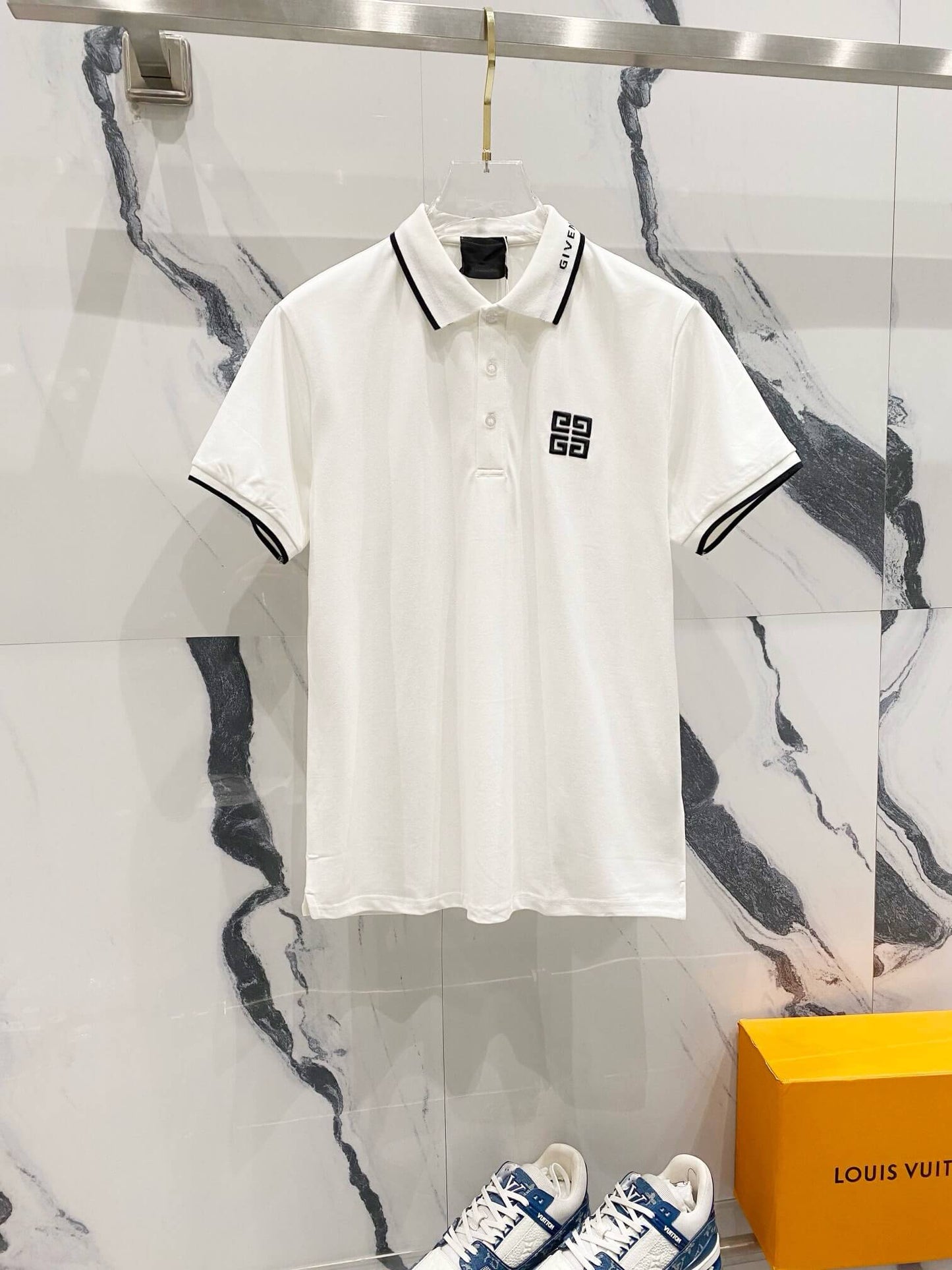 Camiseta polo con bordado cuadrado