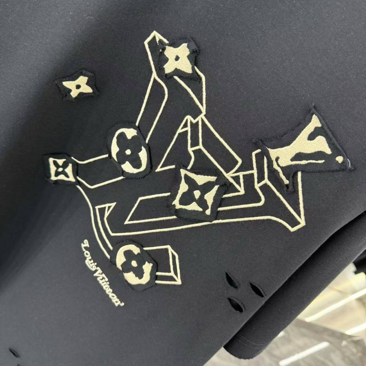 Bordado en camiseta de cuero