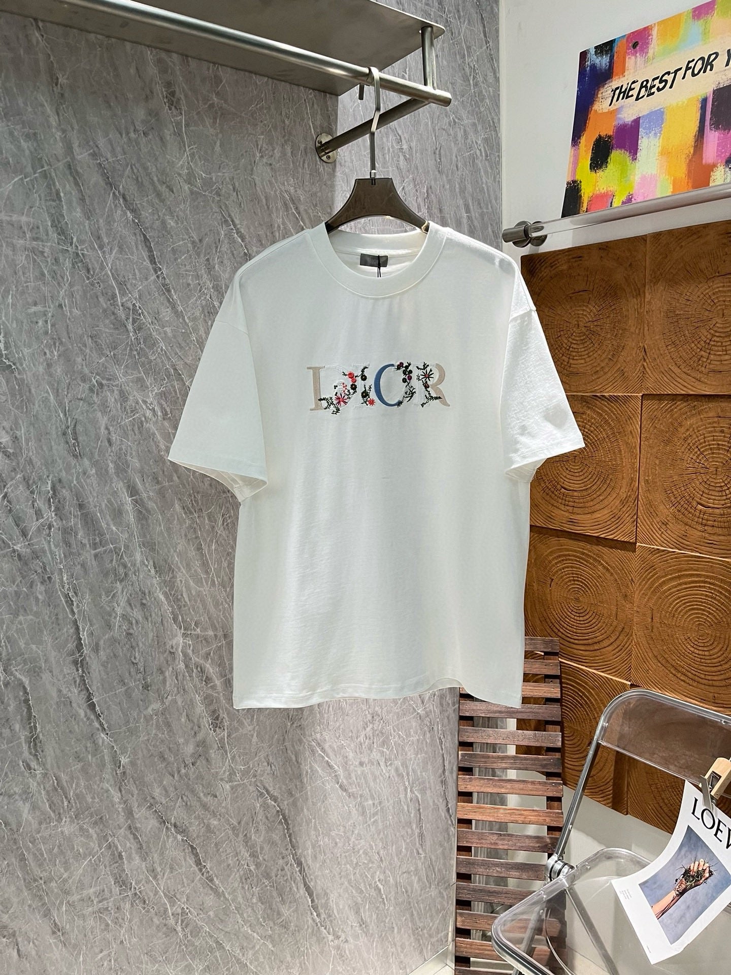 Camiseta con bordado floral
