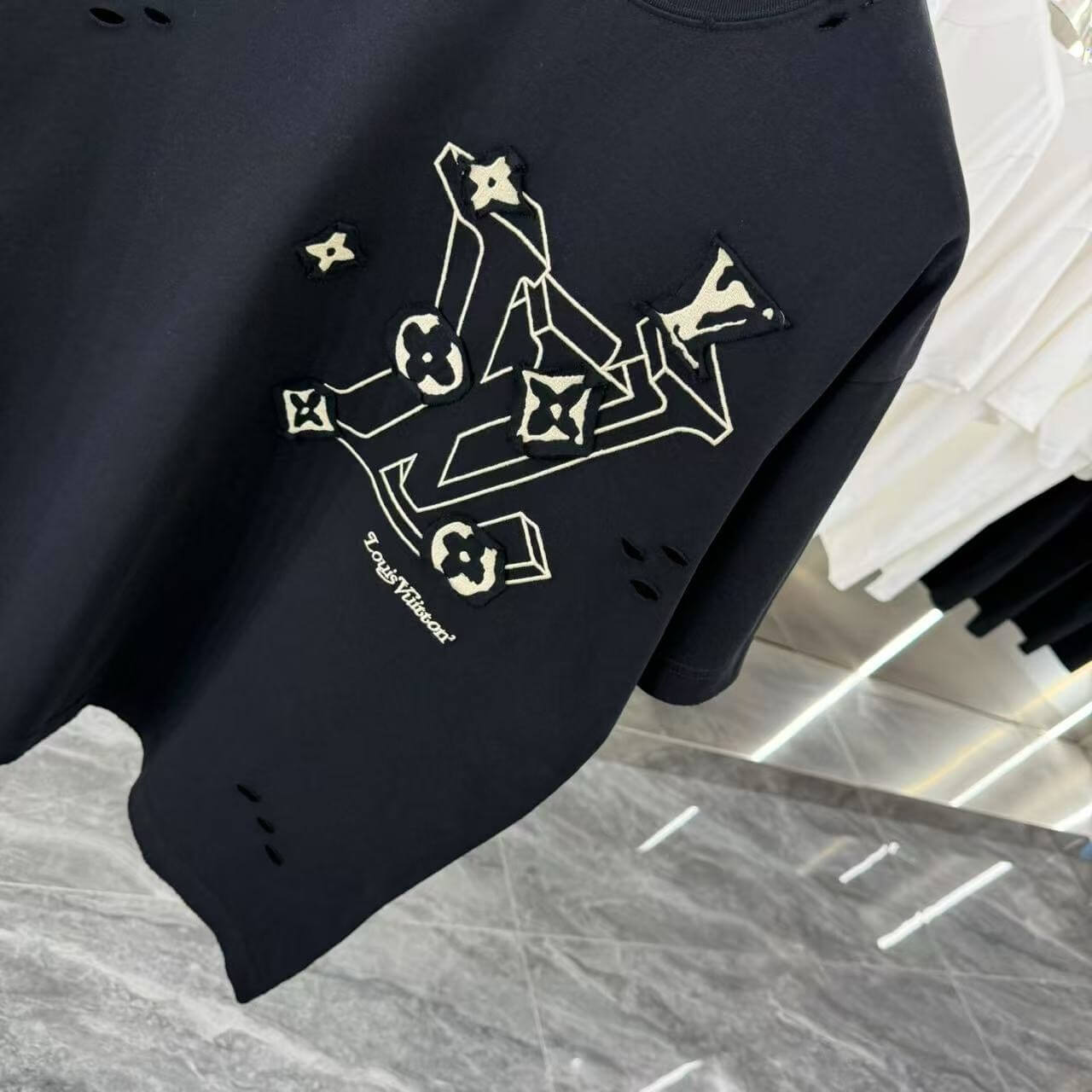 Bordado en camiseta de cuero