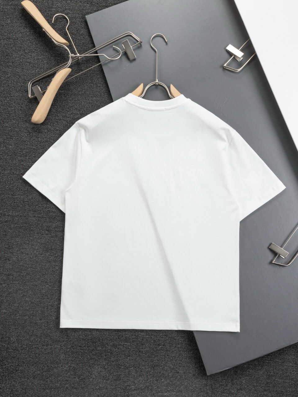 Camiseta con estampado de letras rosas