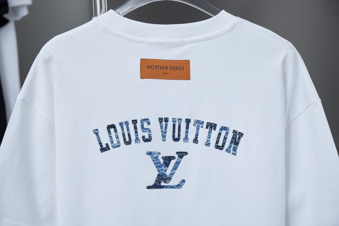 Nueva camiseta con parche de mezclilla y letras de diamantes de imitación 2025