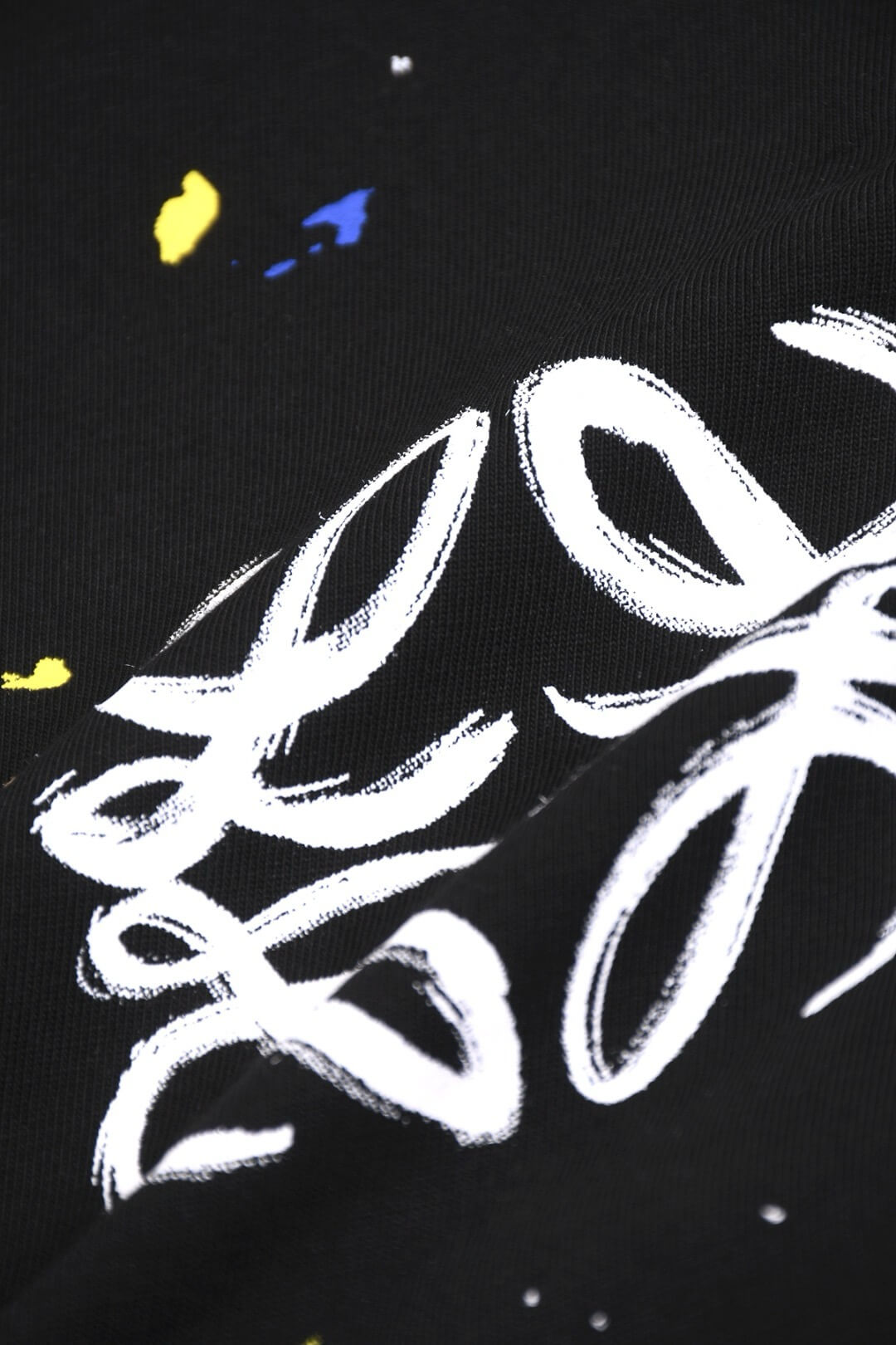 T-shirt graphique avec lettres dessinées à la main