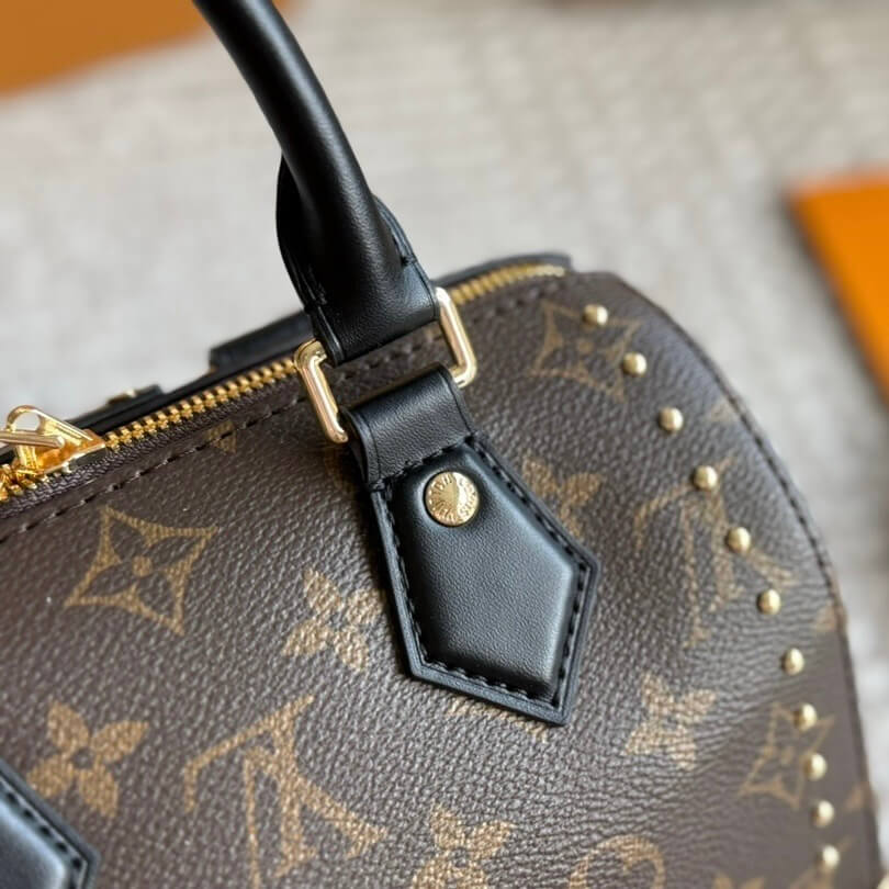 Sac oreiller à chaîne et rivets
