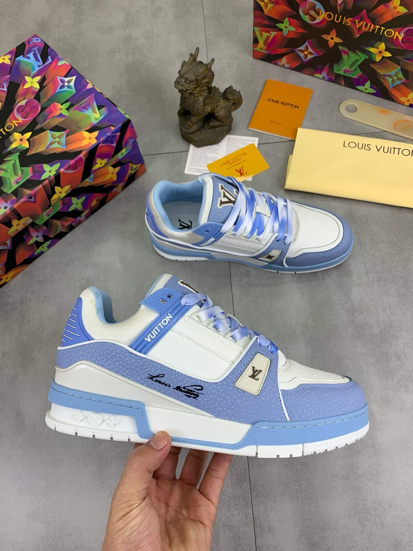 Zapatillas deportivas con bloques de color azul y blanco