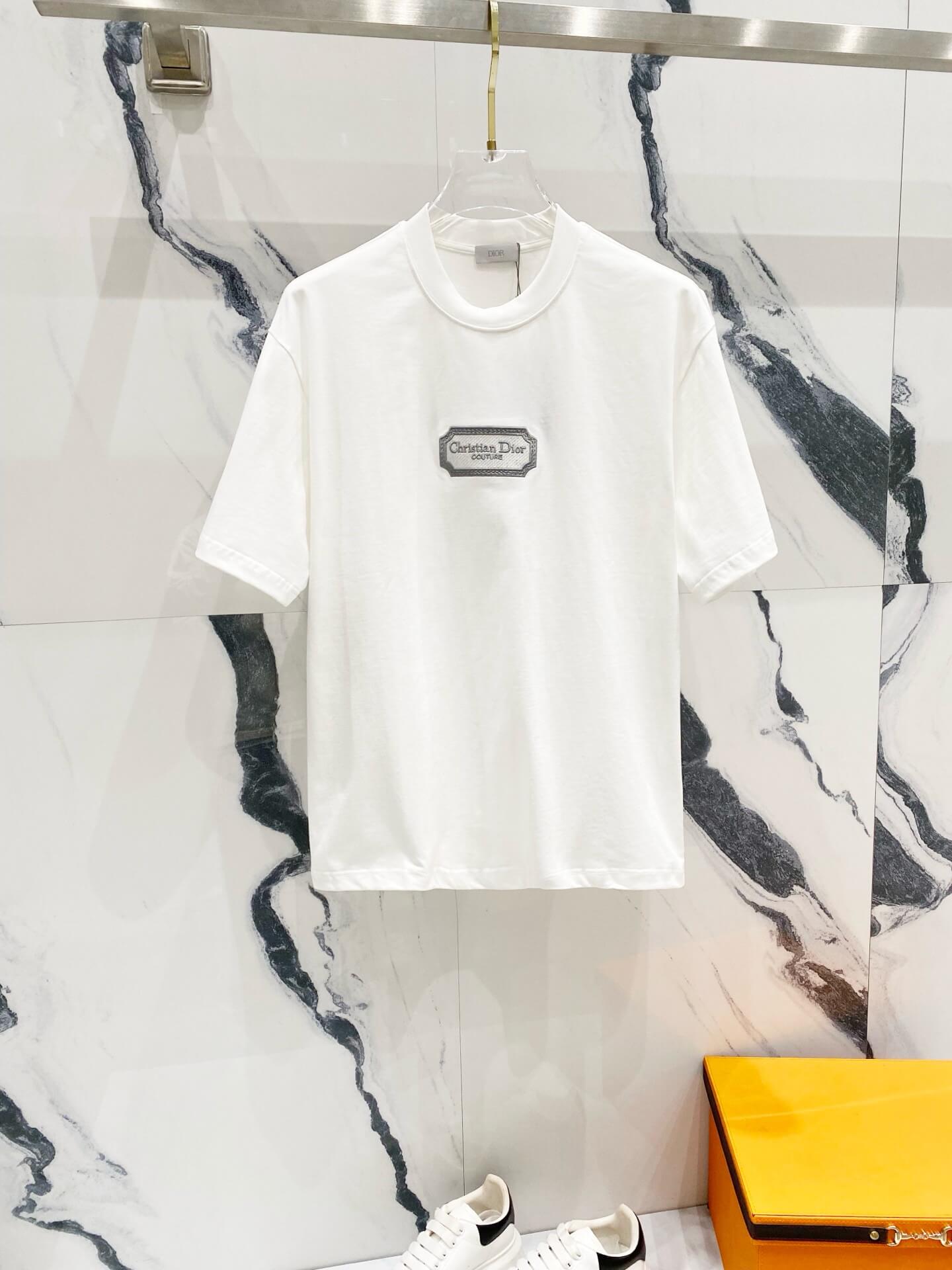Camiseta clásica con bordado