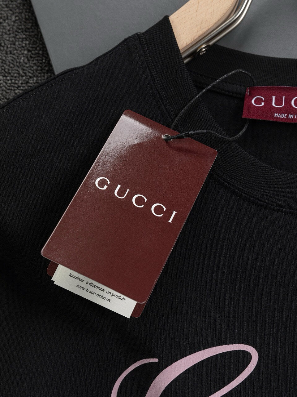 Camiseta con estampado de letras rosas