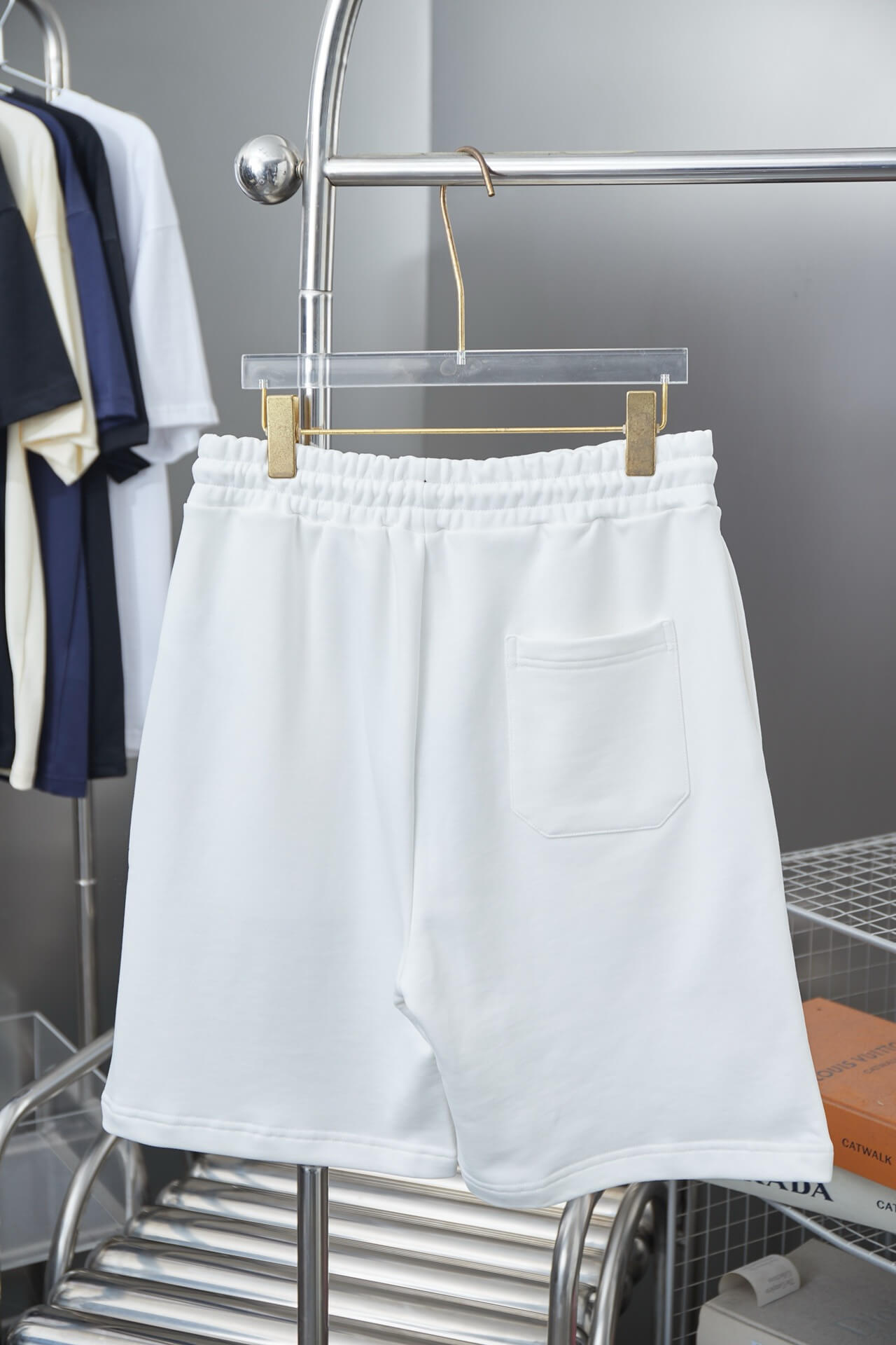Pantalones cortos con apliques de pétalos