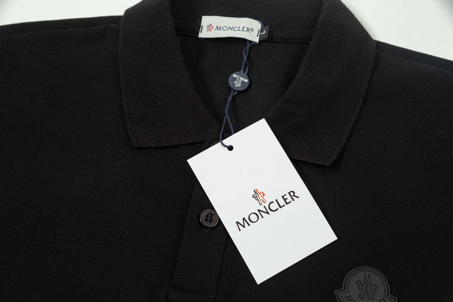 Polo con estampado de letras en la espalda