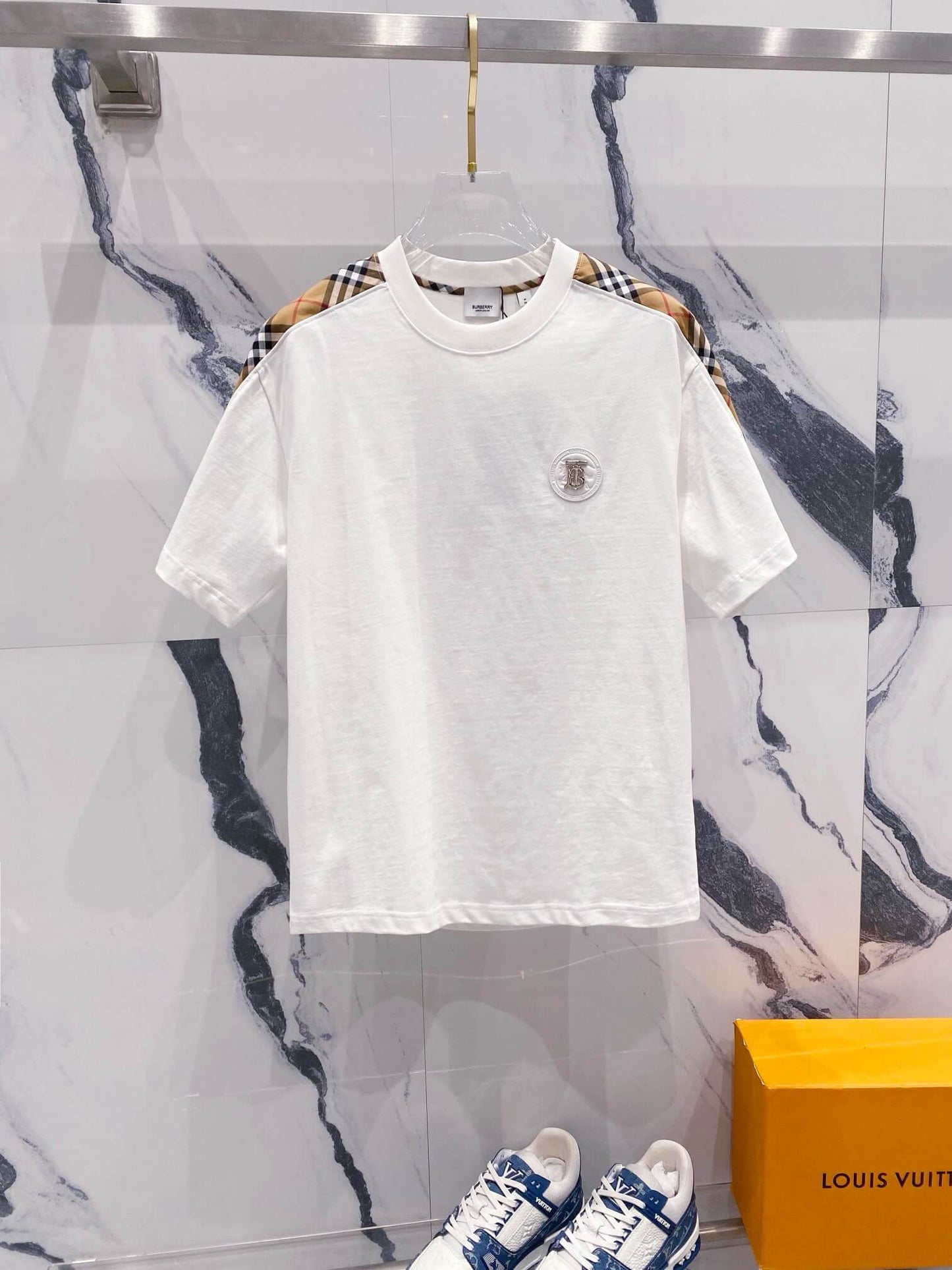 Camiseta de rayas a cuadros en el cuello