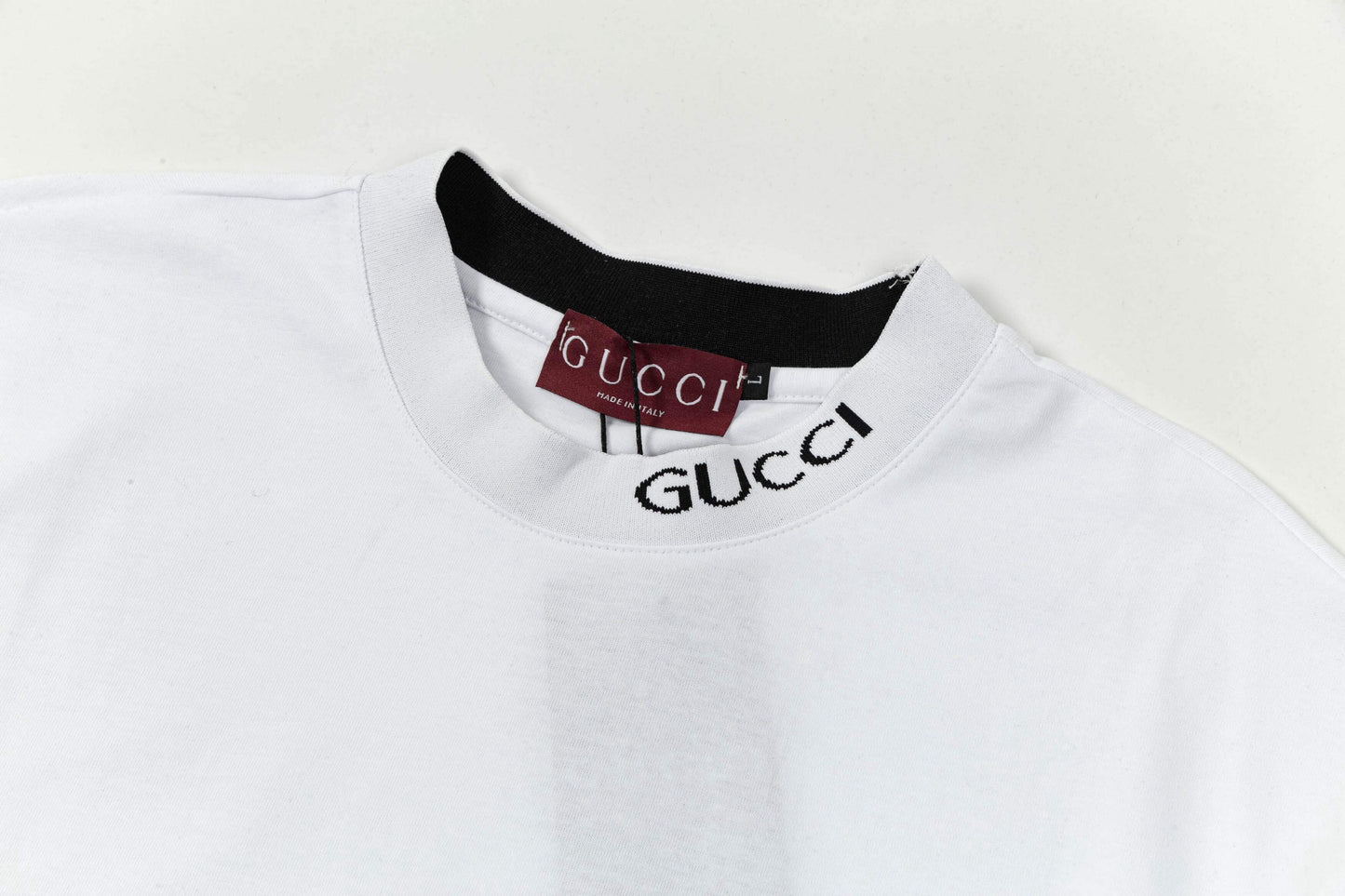 Camiseta con letras en el escote