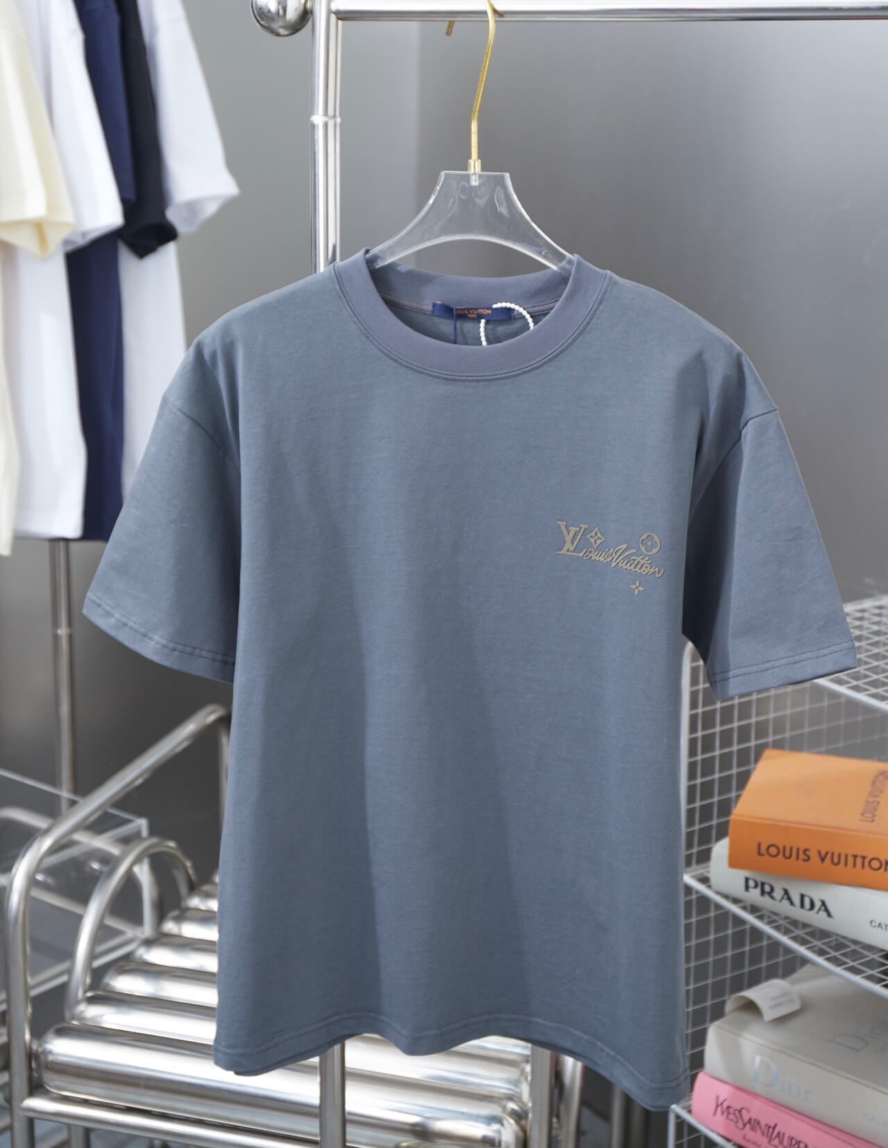 Camiseta con letras flocadas y diamantes de imitación