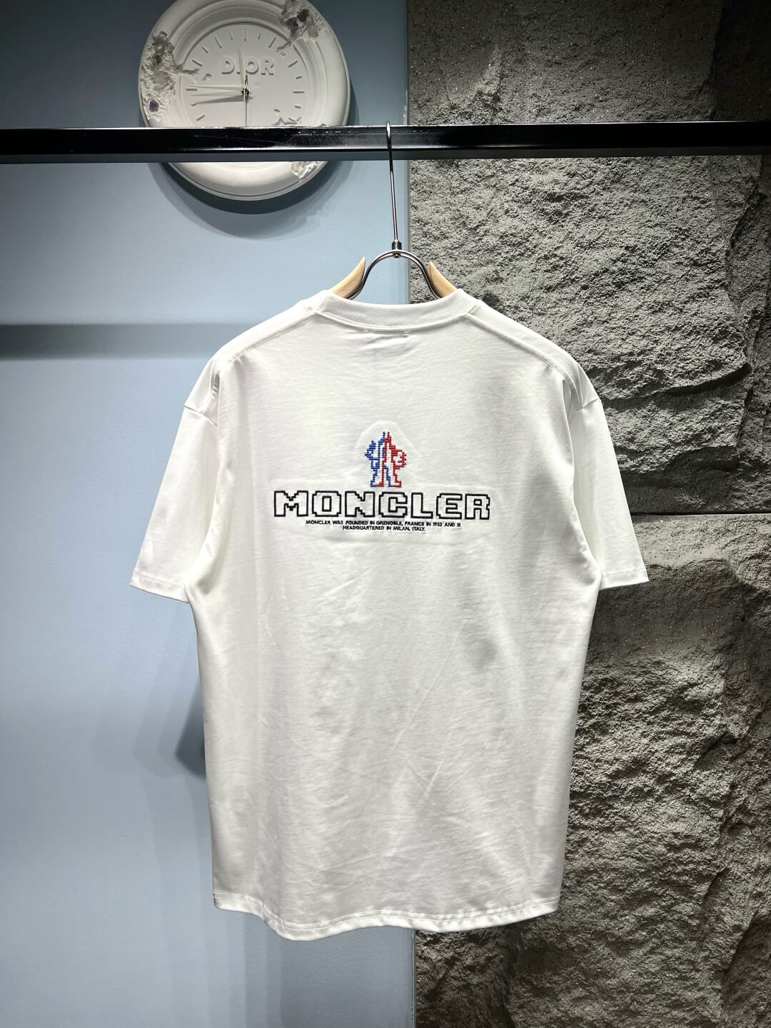 Camiseta con bordado delantero y trasero