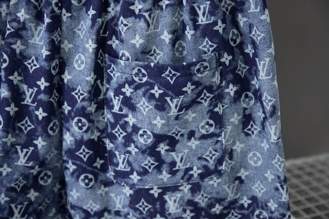 Shorts con estampado degradado azul por todas partes