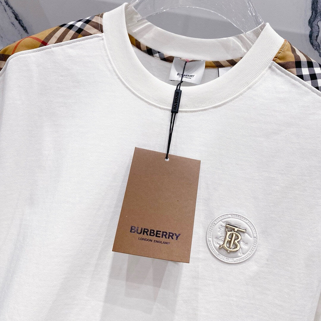 Camiseta de rayas a cuadros en el cuello