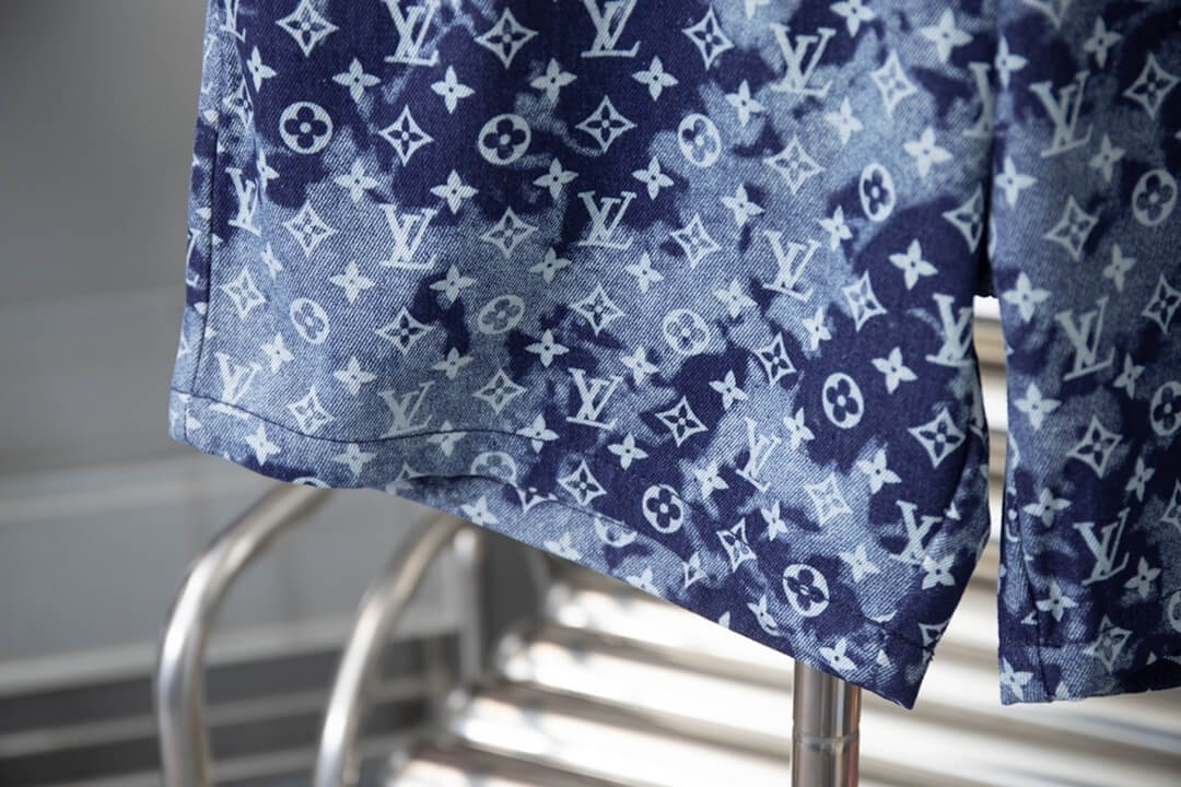 Shorts con estampado degradado azul por todas partes