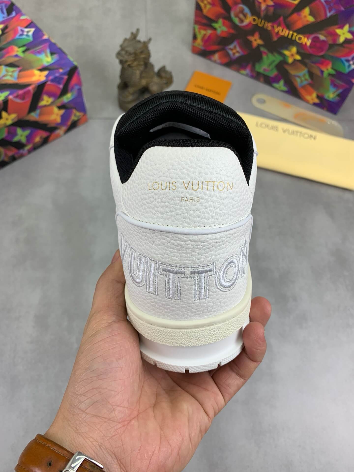 Zapatillas deportivas con tacón bordado