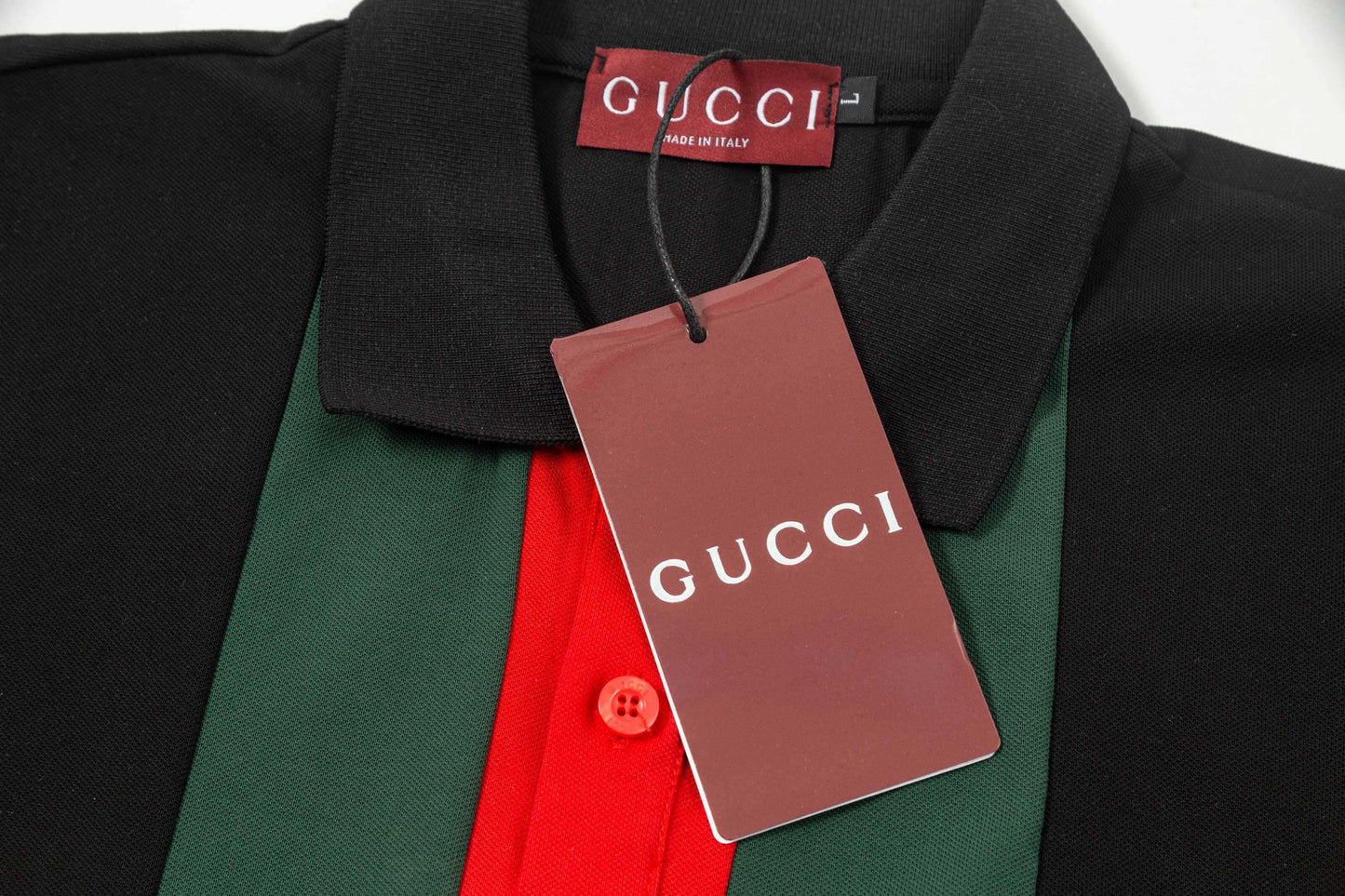 Polo de rayas rojas y verdes