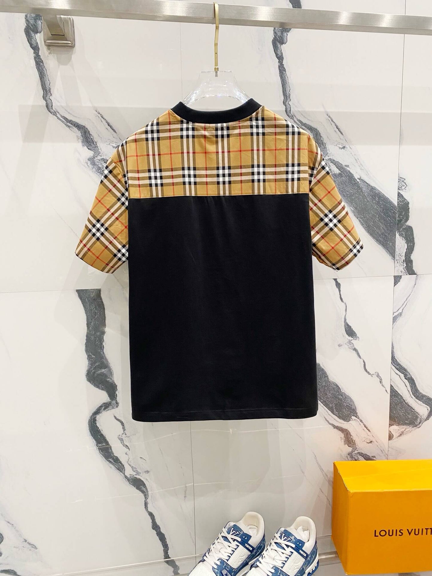 T-shirt à rayures à carreaux sur les manches