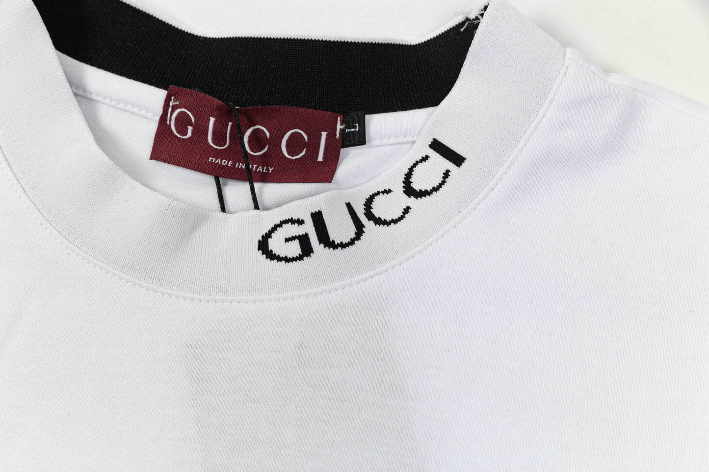 Camiseta con letras en el escote