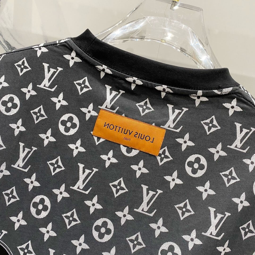 Camiseta con estampado de renderizado