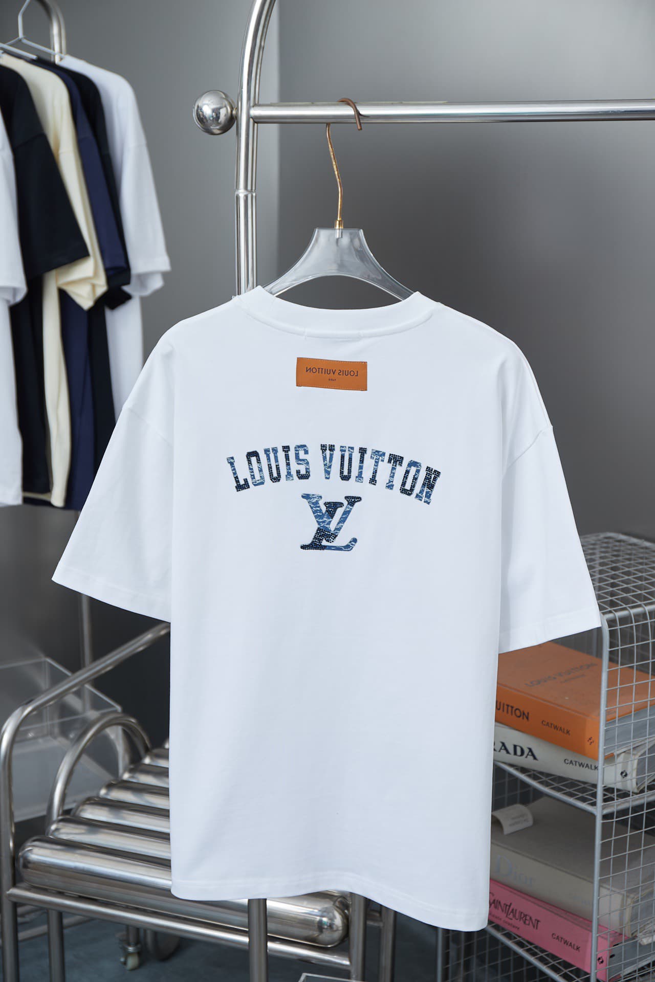 Nueva camiseta con parche de mezclilla y letras de diamantes de imitación 2025