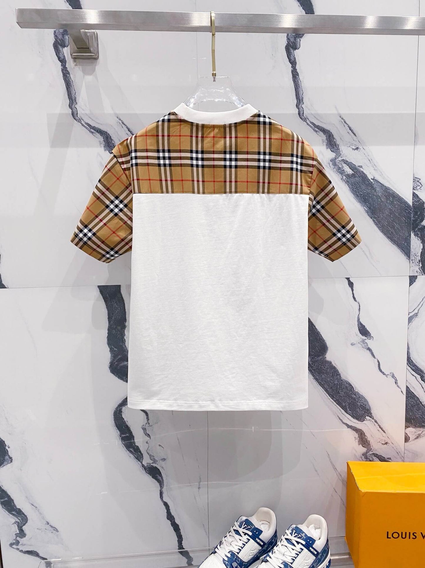 T-shirt à rayures à carreaux sur les manches
