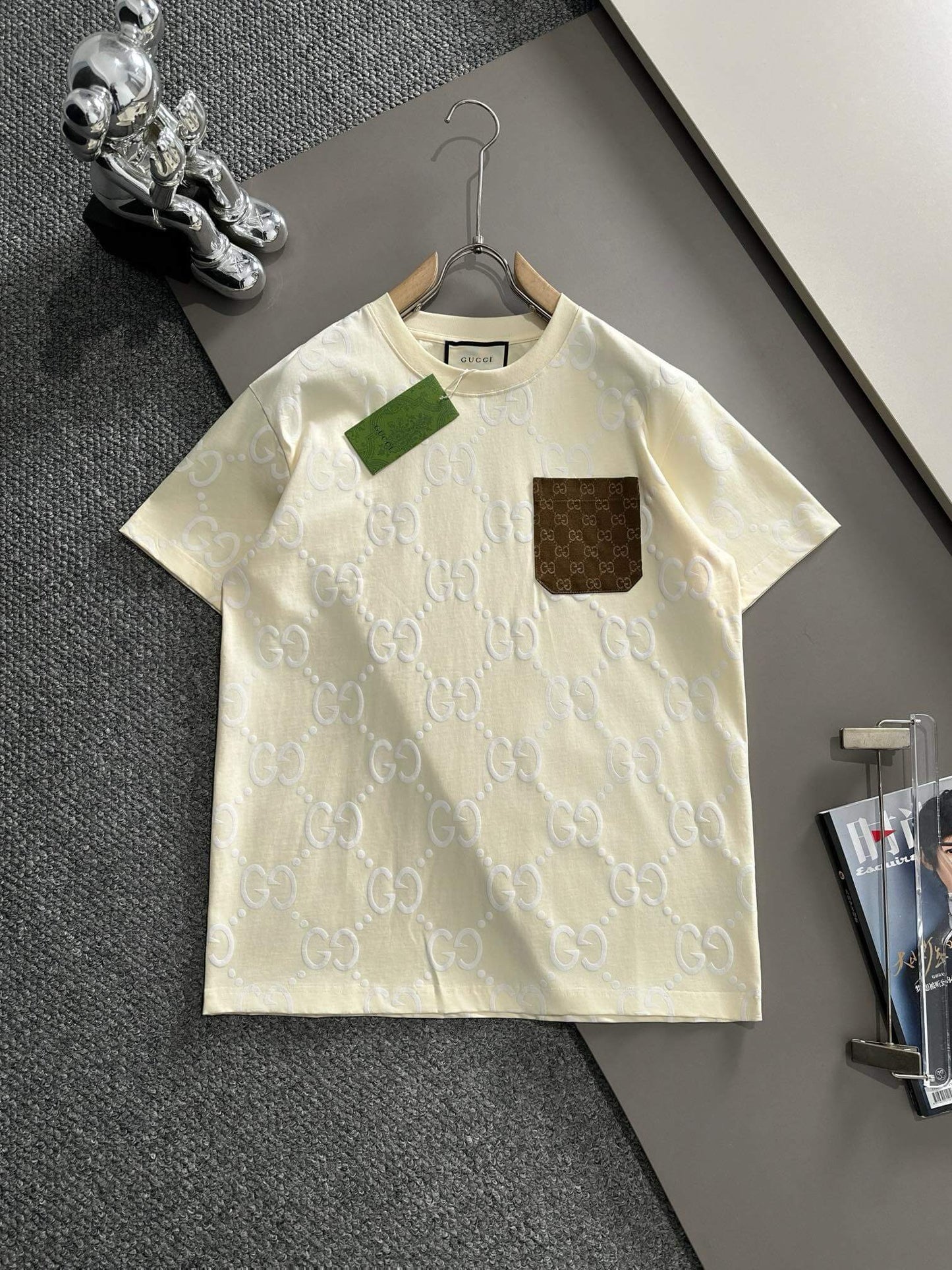 T-shirt à poche plaquée et imprimé intégral