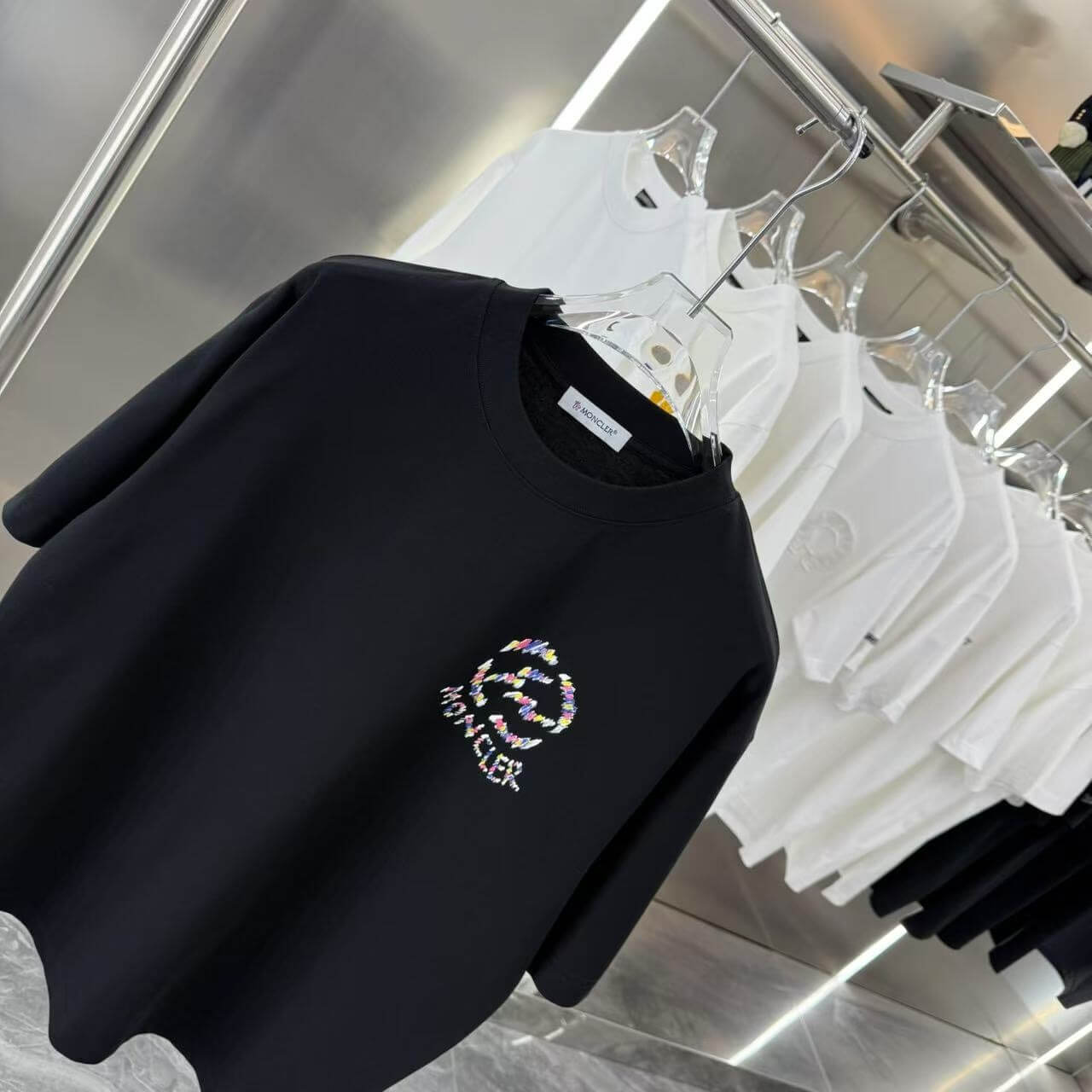 Camiseta con estampado de colores