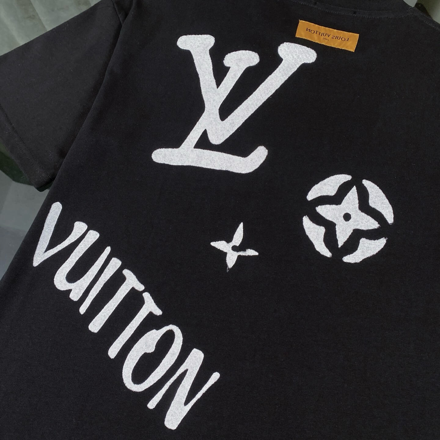 Camiseta con letras de grafiti