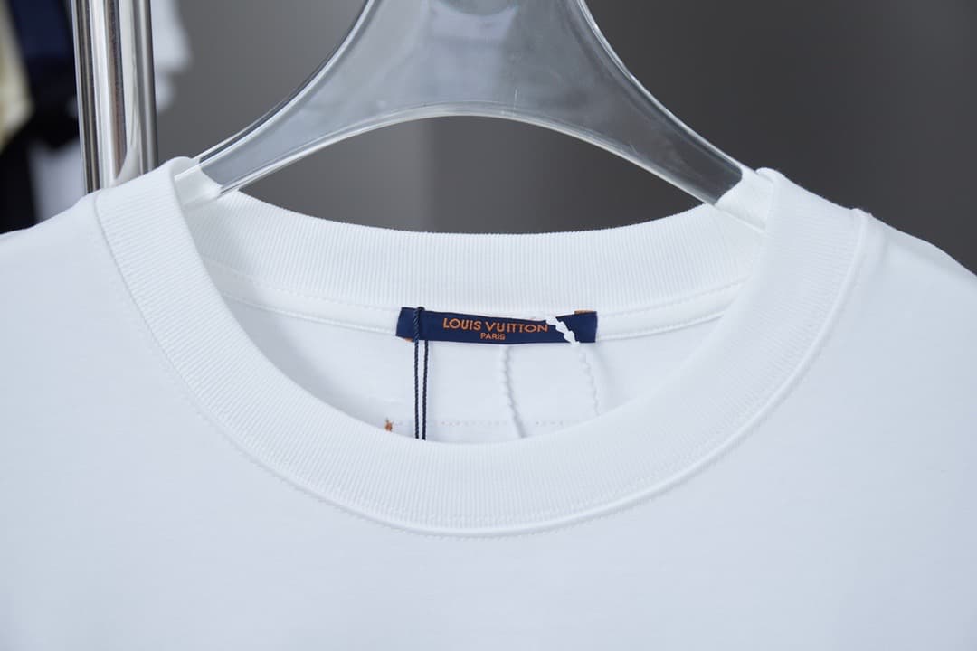 Nueva camiseta con parche de mezclilla y letras de diamantes de imitación 2025