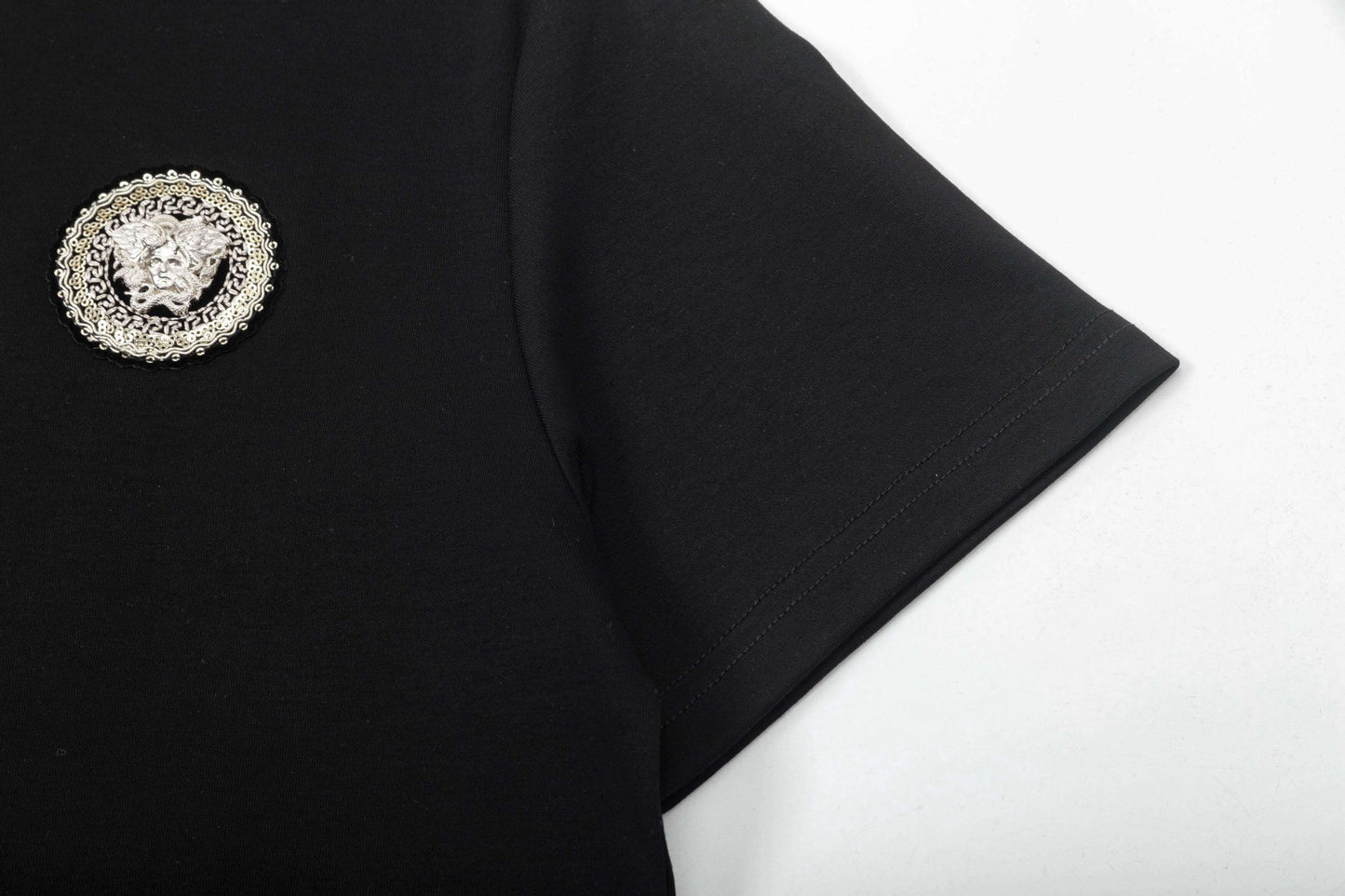 T-shirt brodé avec visage humain