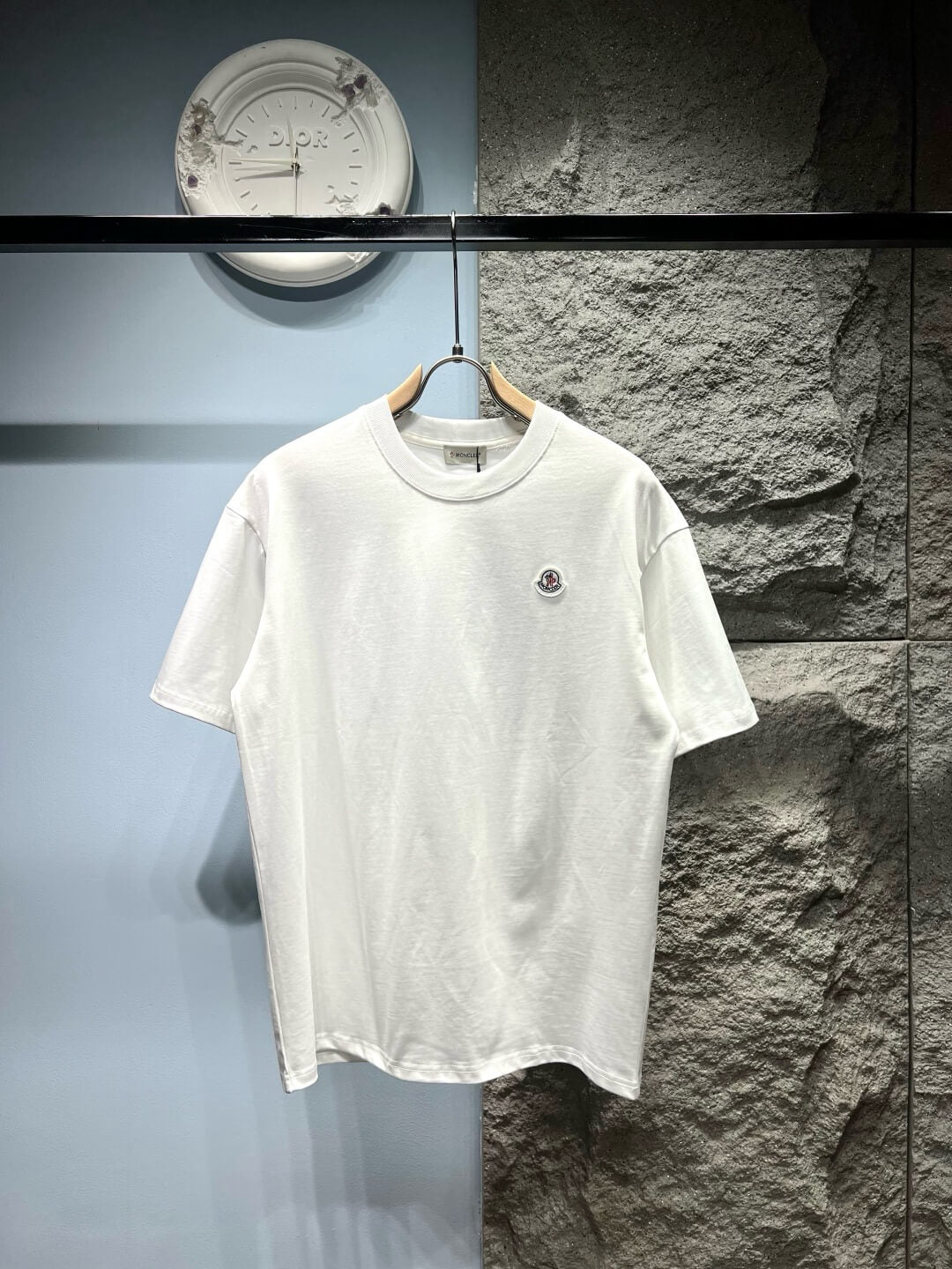 Camiseta con bordado delantero y trasero