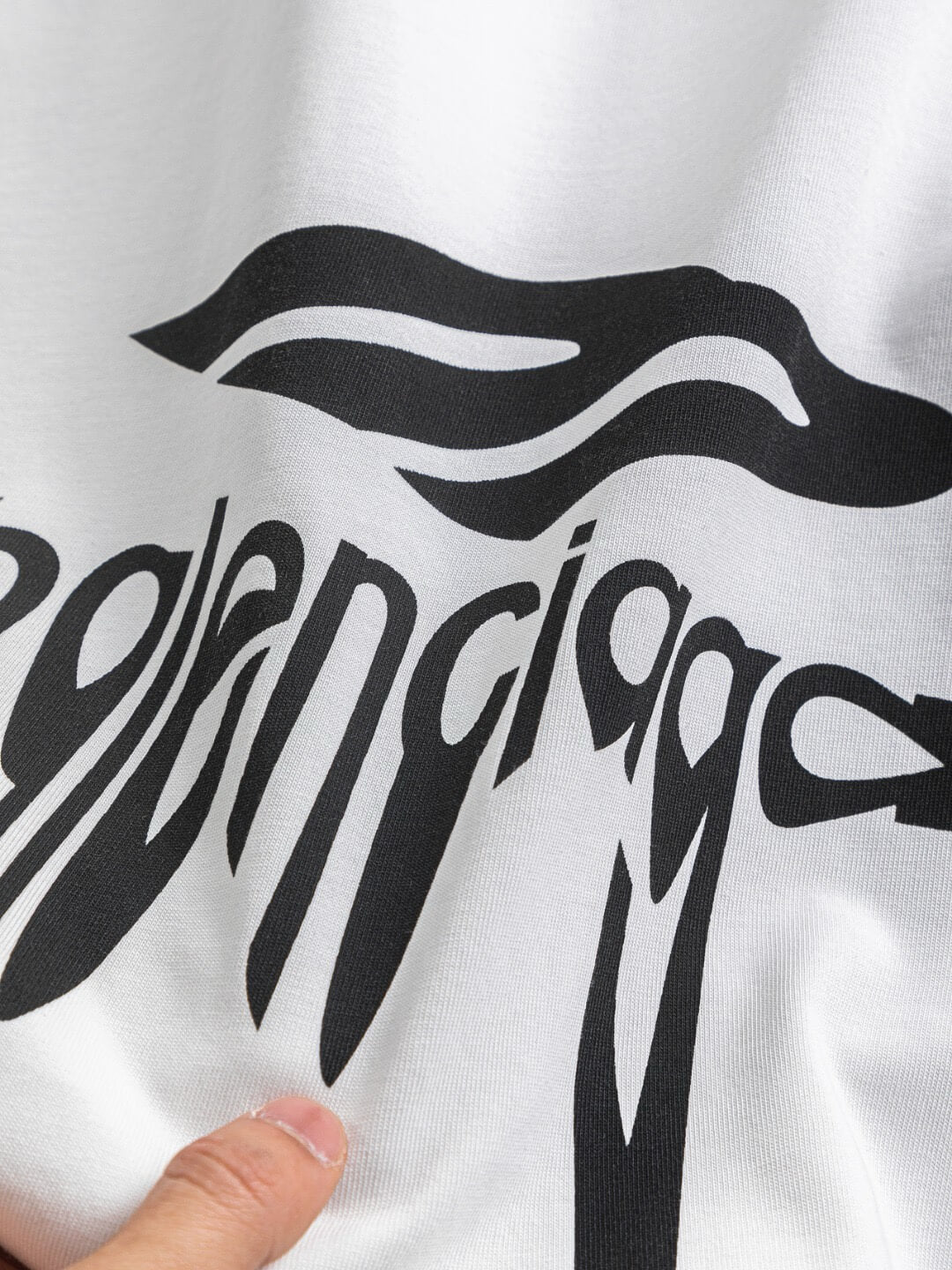 Camiseta con diseño rasgado
