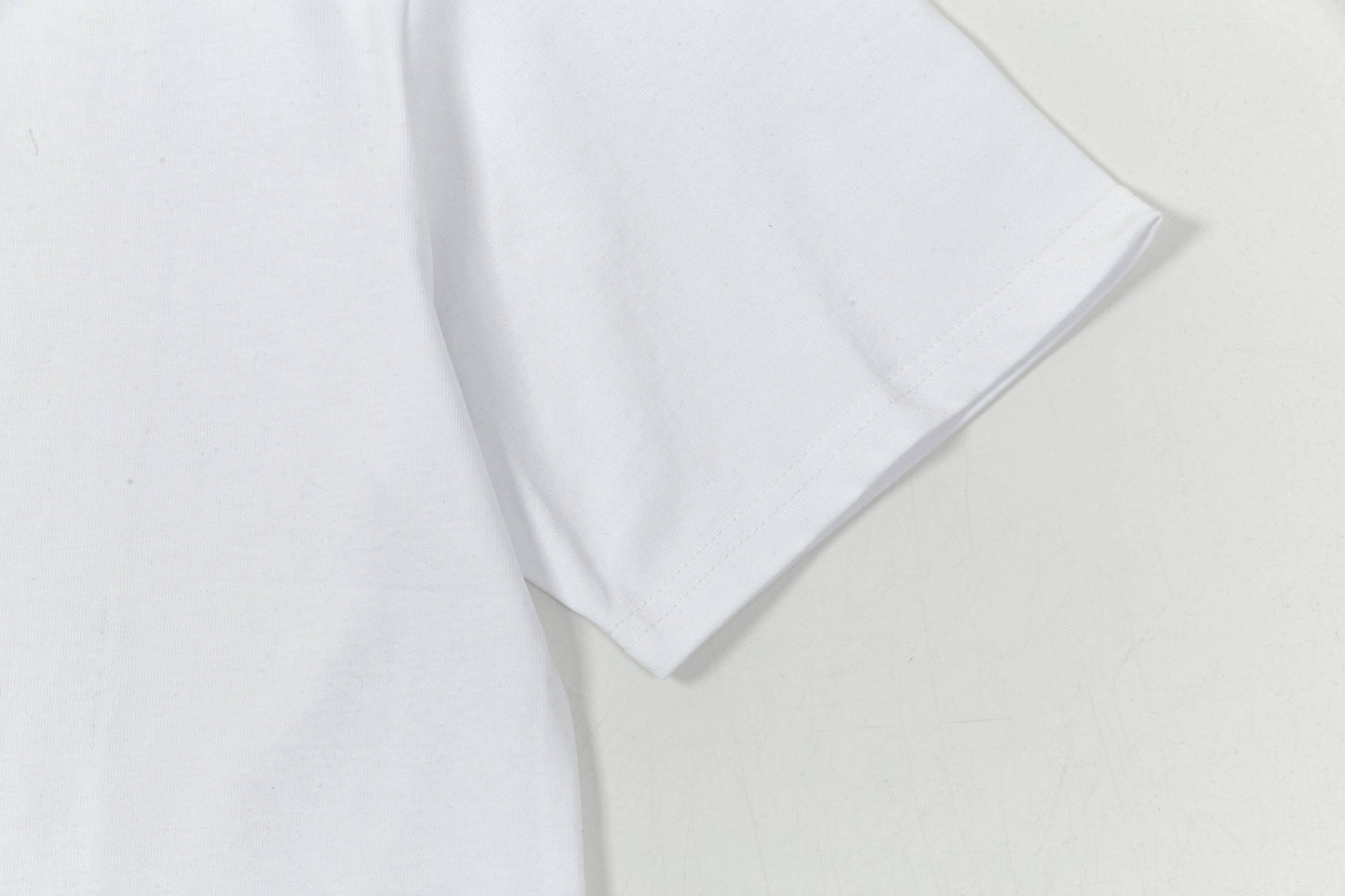 Camiseta con letras en el escote