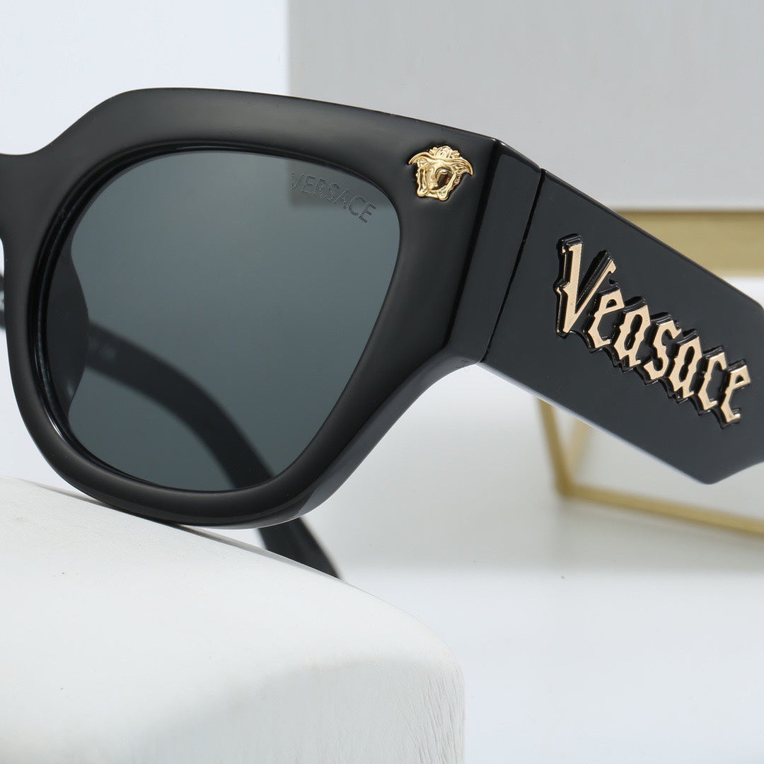 Gafas de sol con montura gruesa
