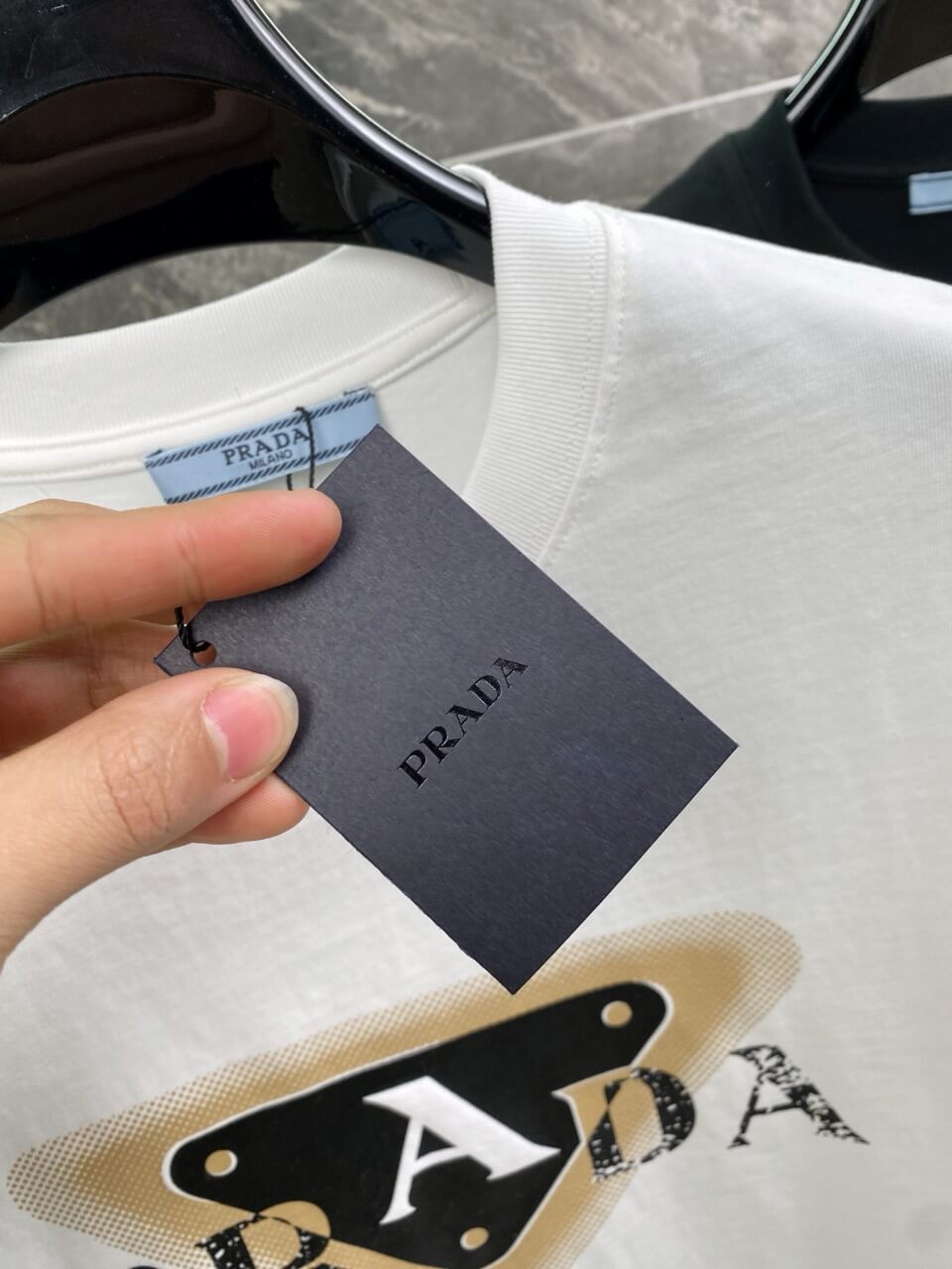 Camiseta con estampado de letras triangulares
