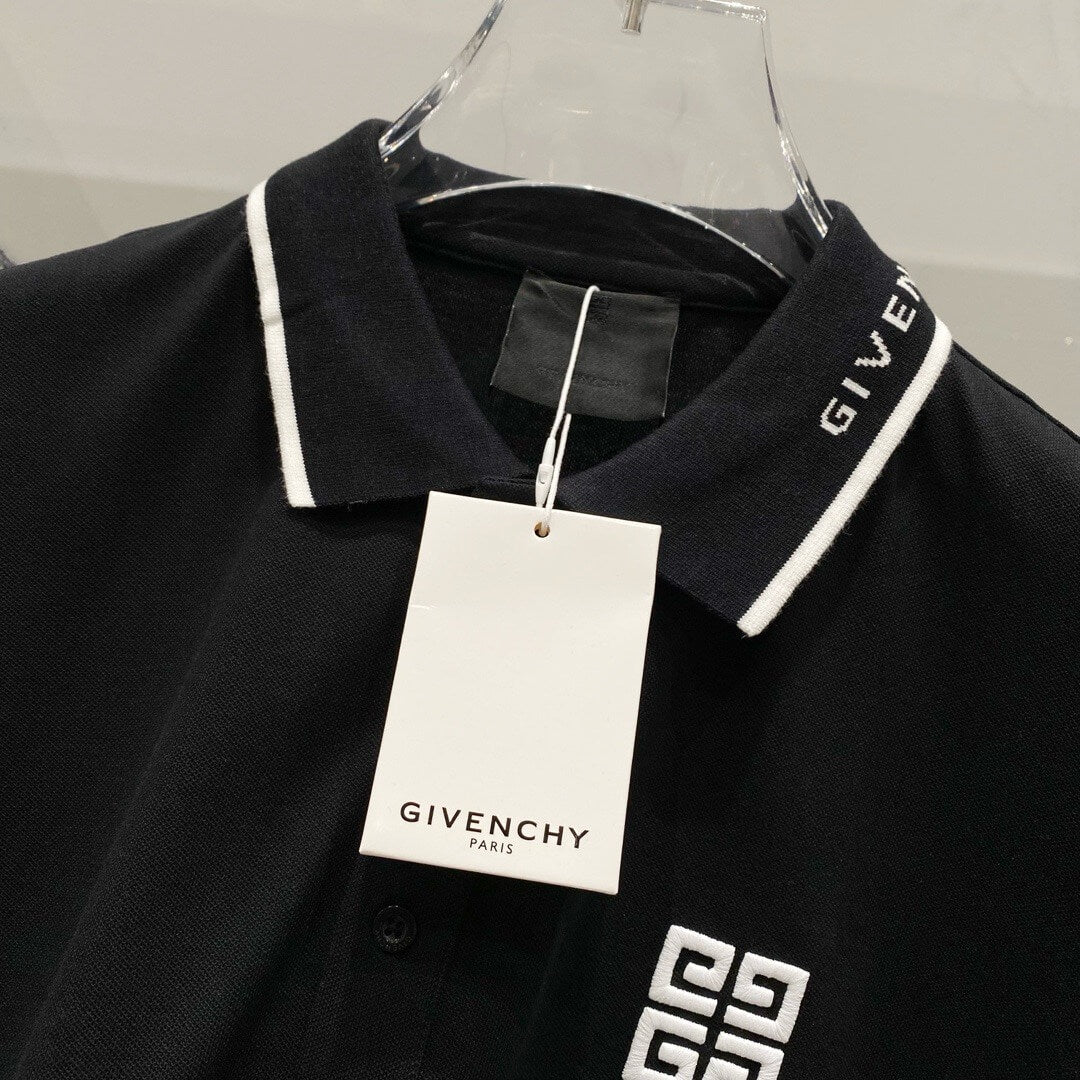 Camiseta polo con bordado cuadrado