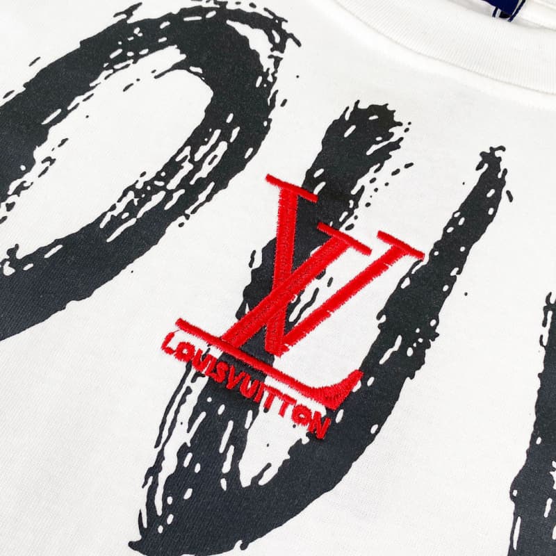 Camiseta con collar, letras y bordado en el pecho