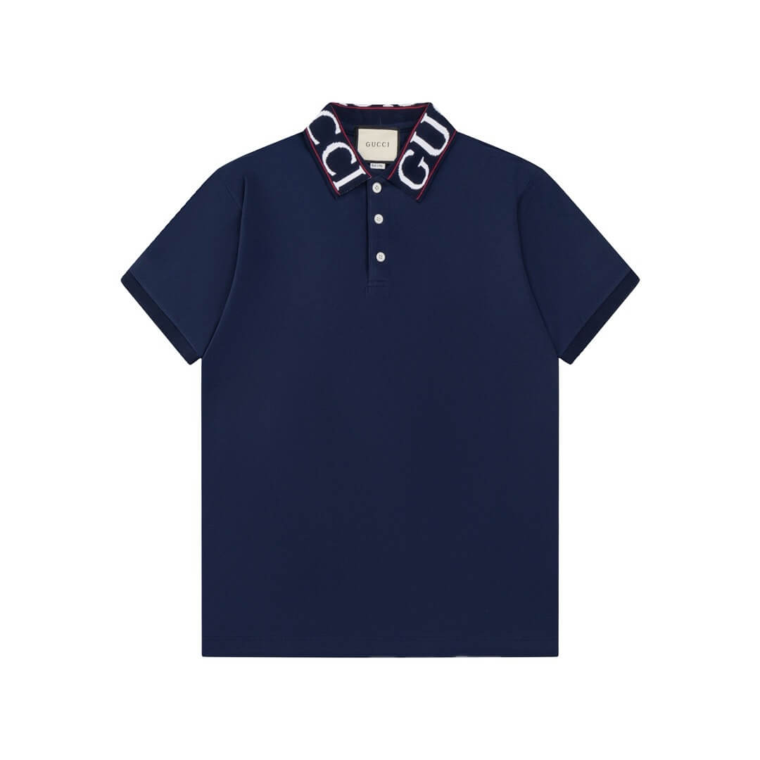 Camiseta polo con letras en el escote