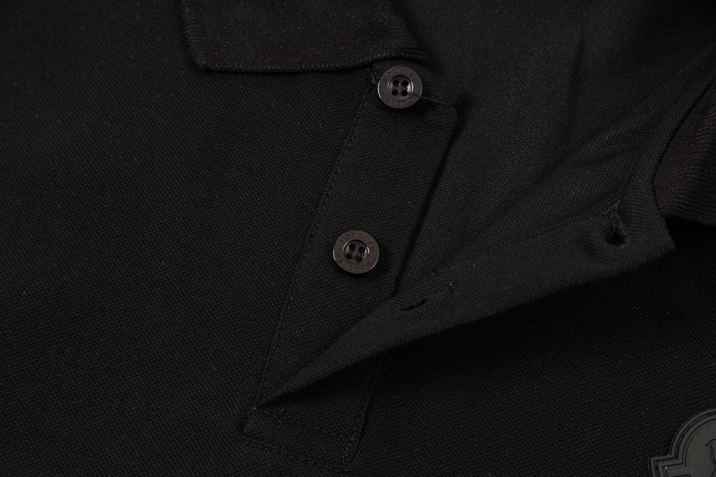 Polo con estampado de letras en la espalda