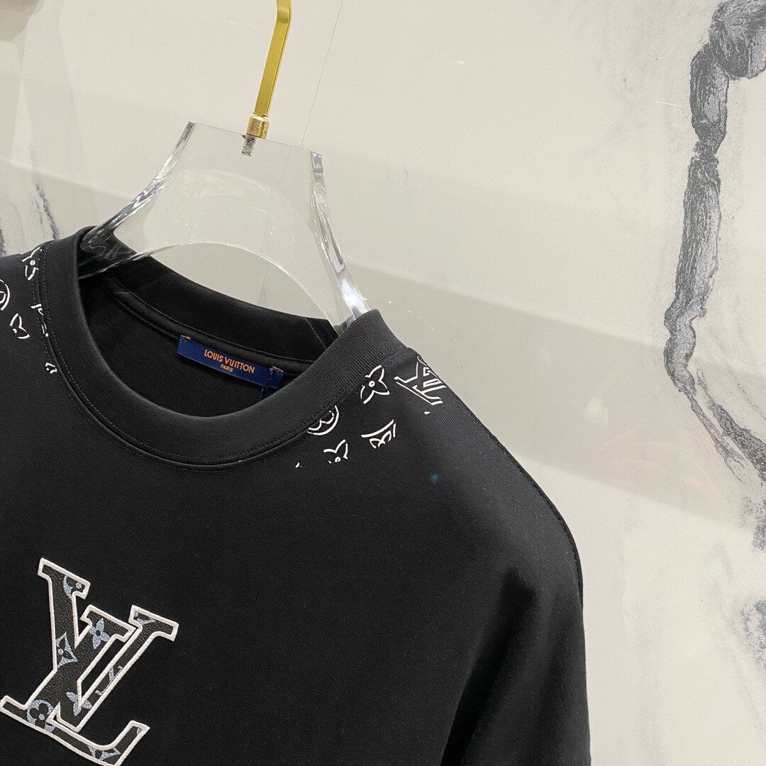Camiseta con bordado de diseño oculto