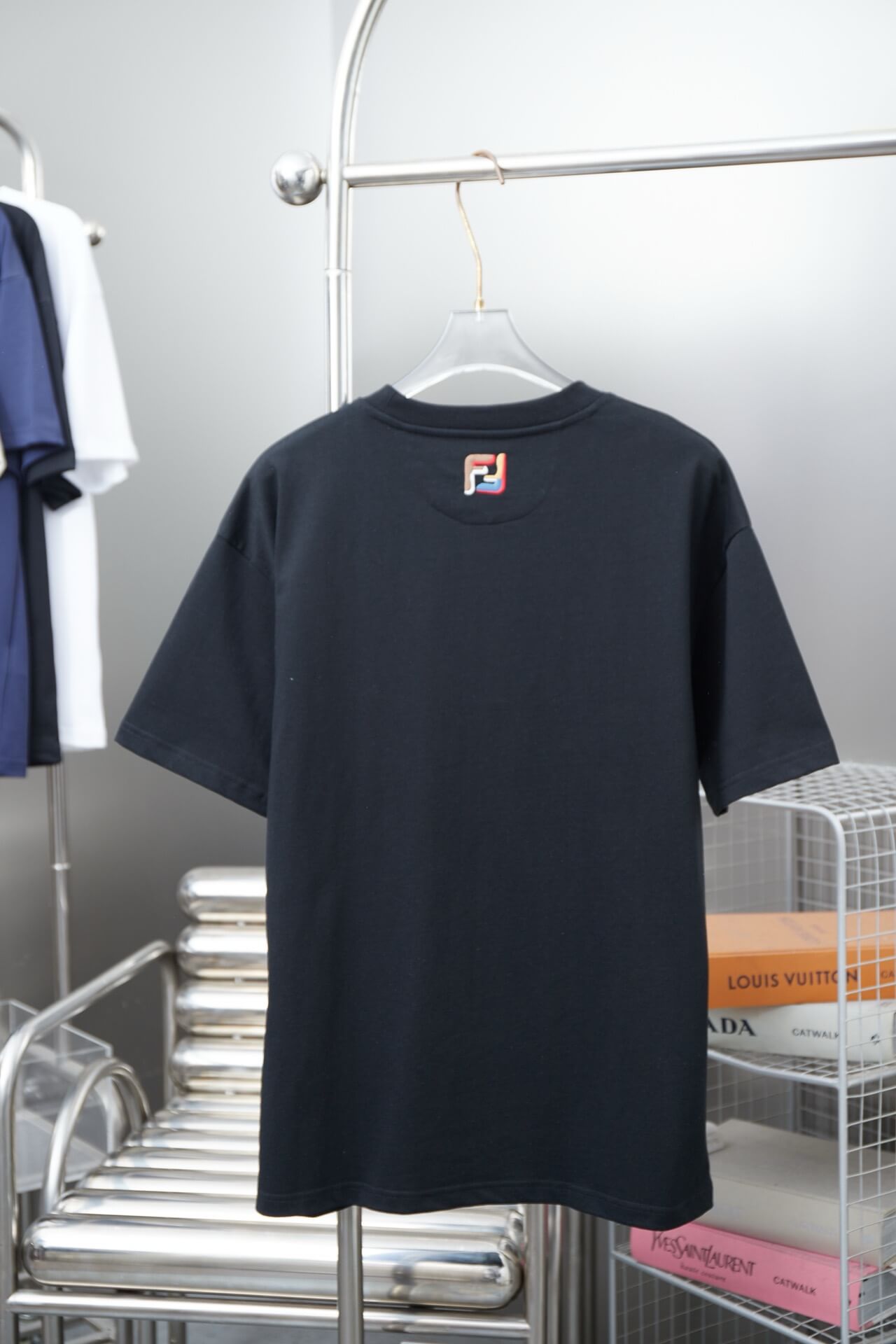 Camiseta con bordado colorido