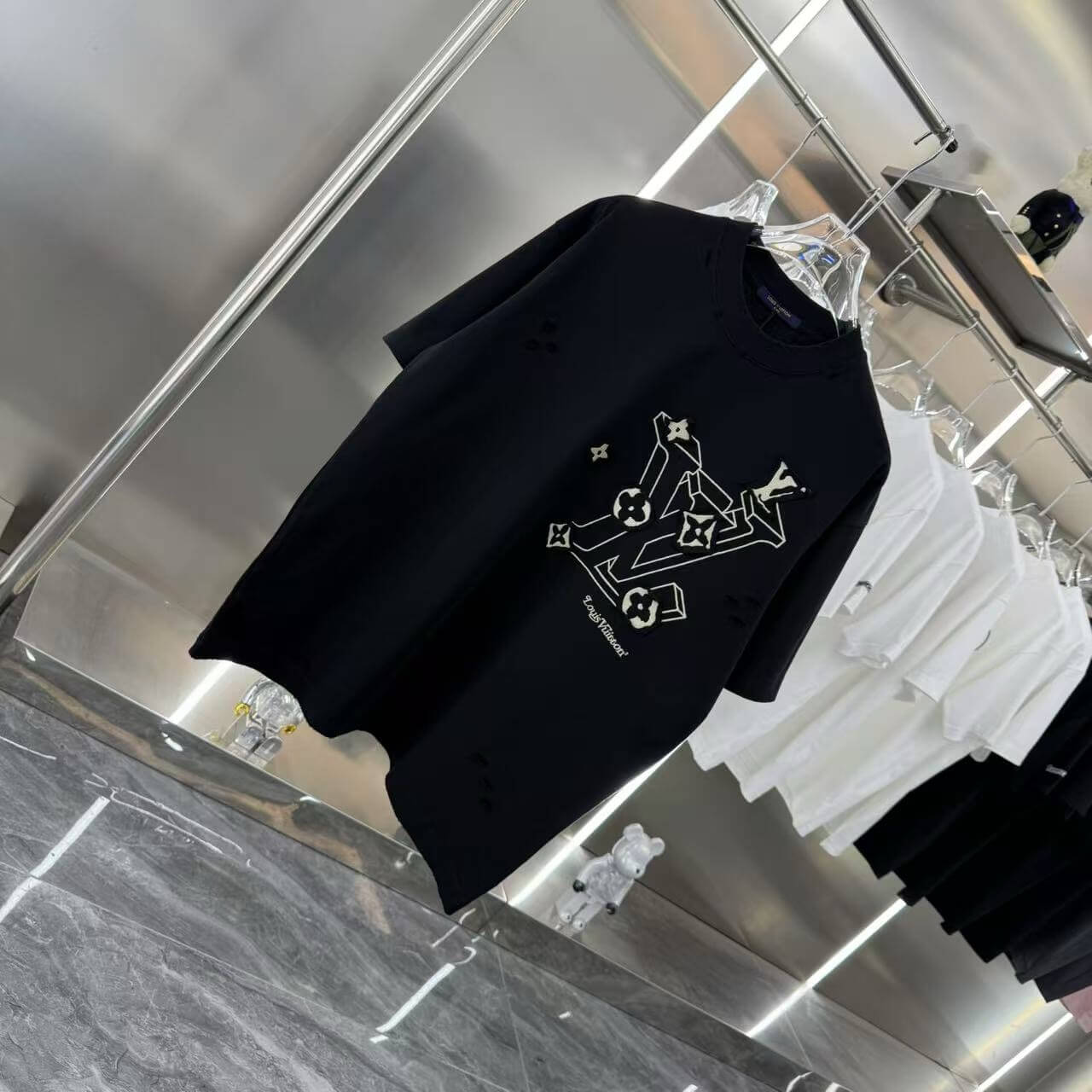 Bordado en camiseta de cuero