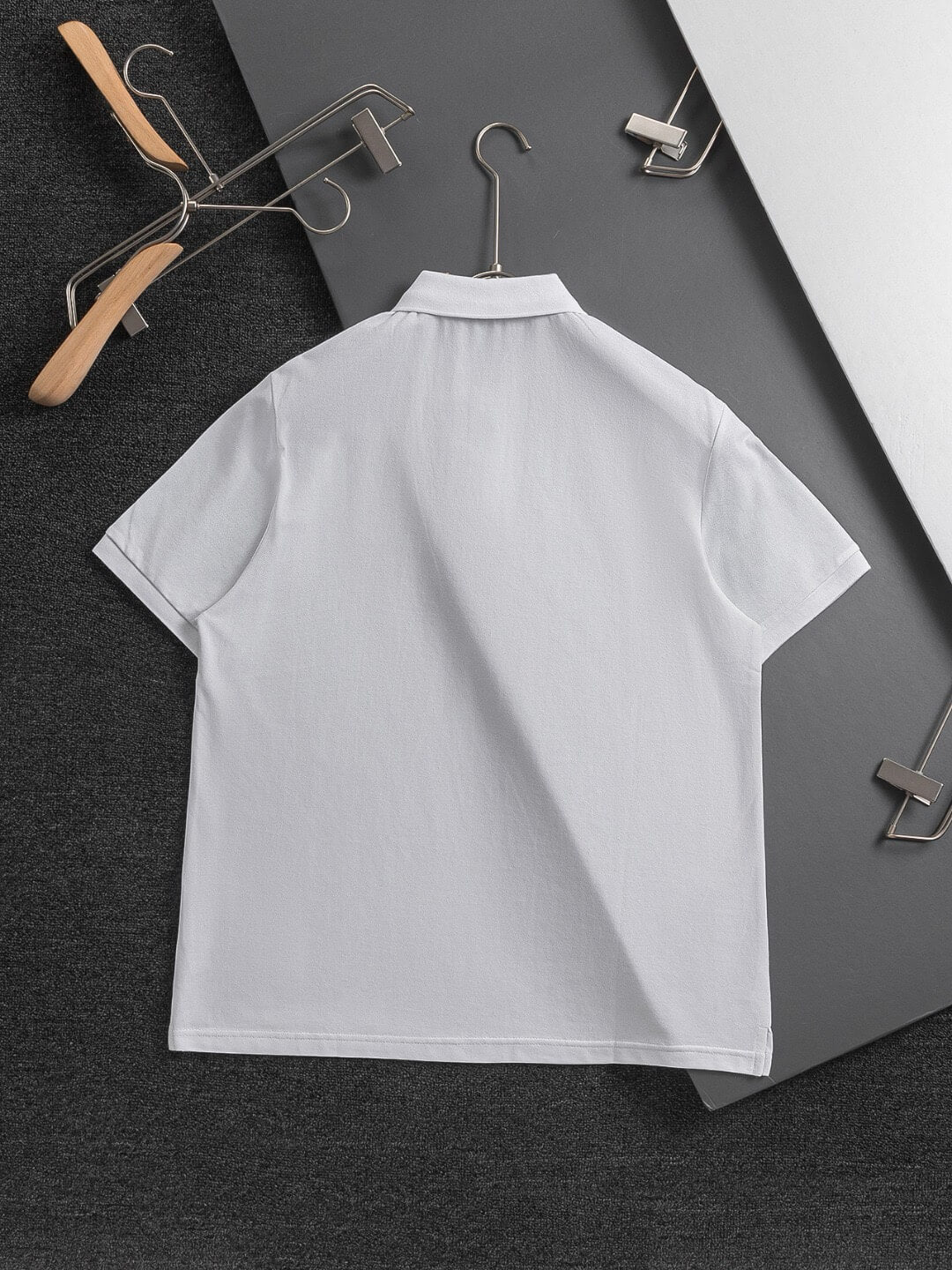 Camiseta con triángulo metálico en el pecho