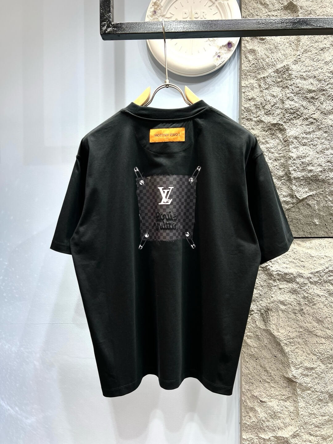 Camiseta con letras tridimensionales