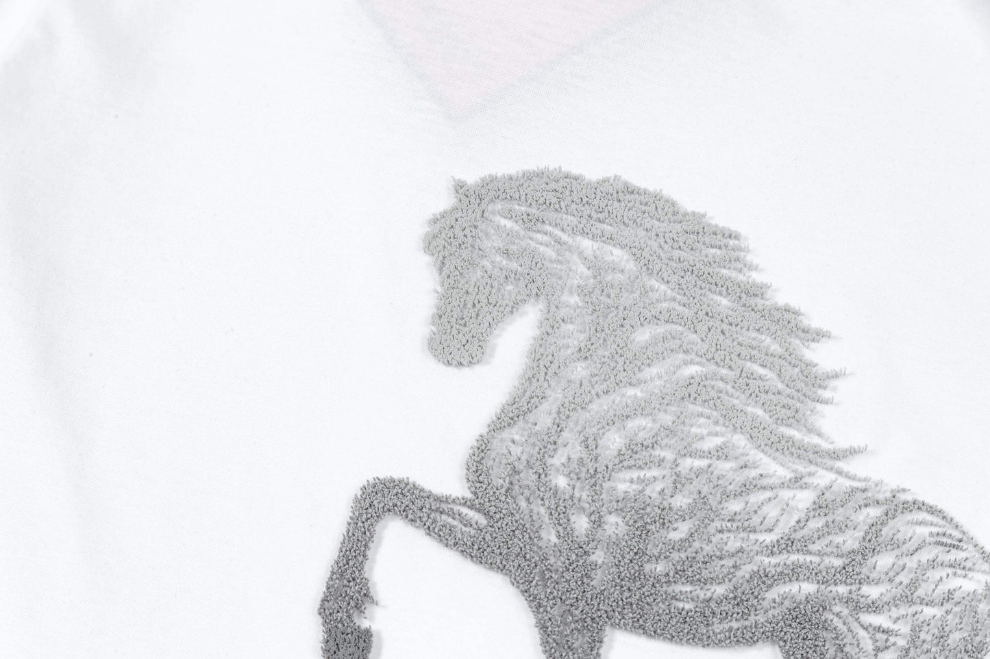 Camiseta con bordado de caballo delicado